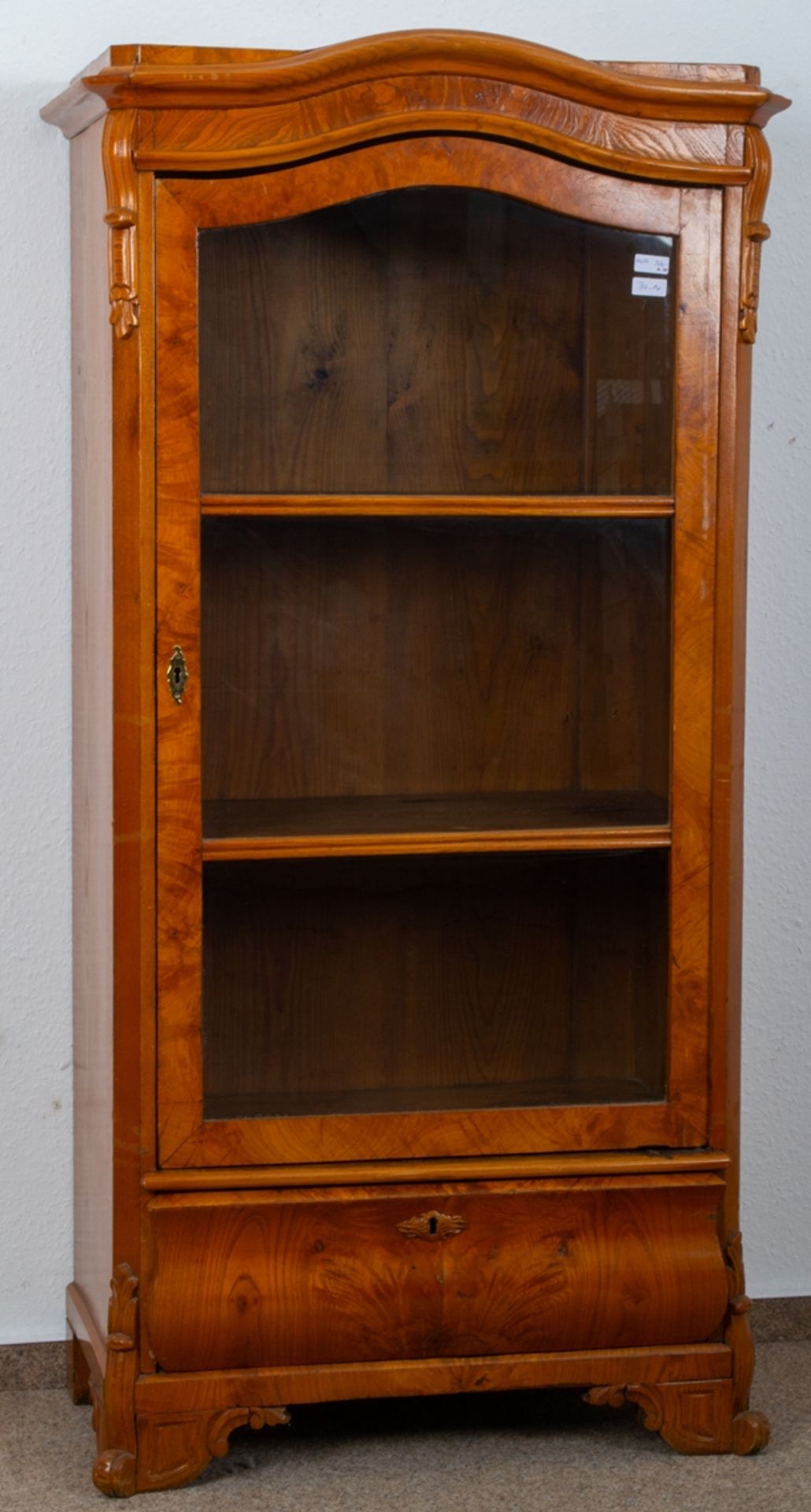 Zierlicher Vitrinenschrank, Historismus/Louis Philippe um 1850/70, Esche massiv & furniert,