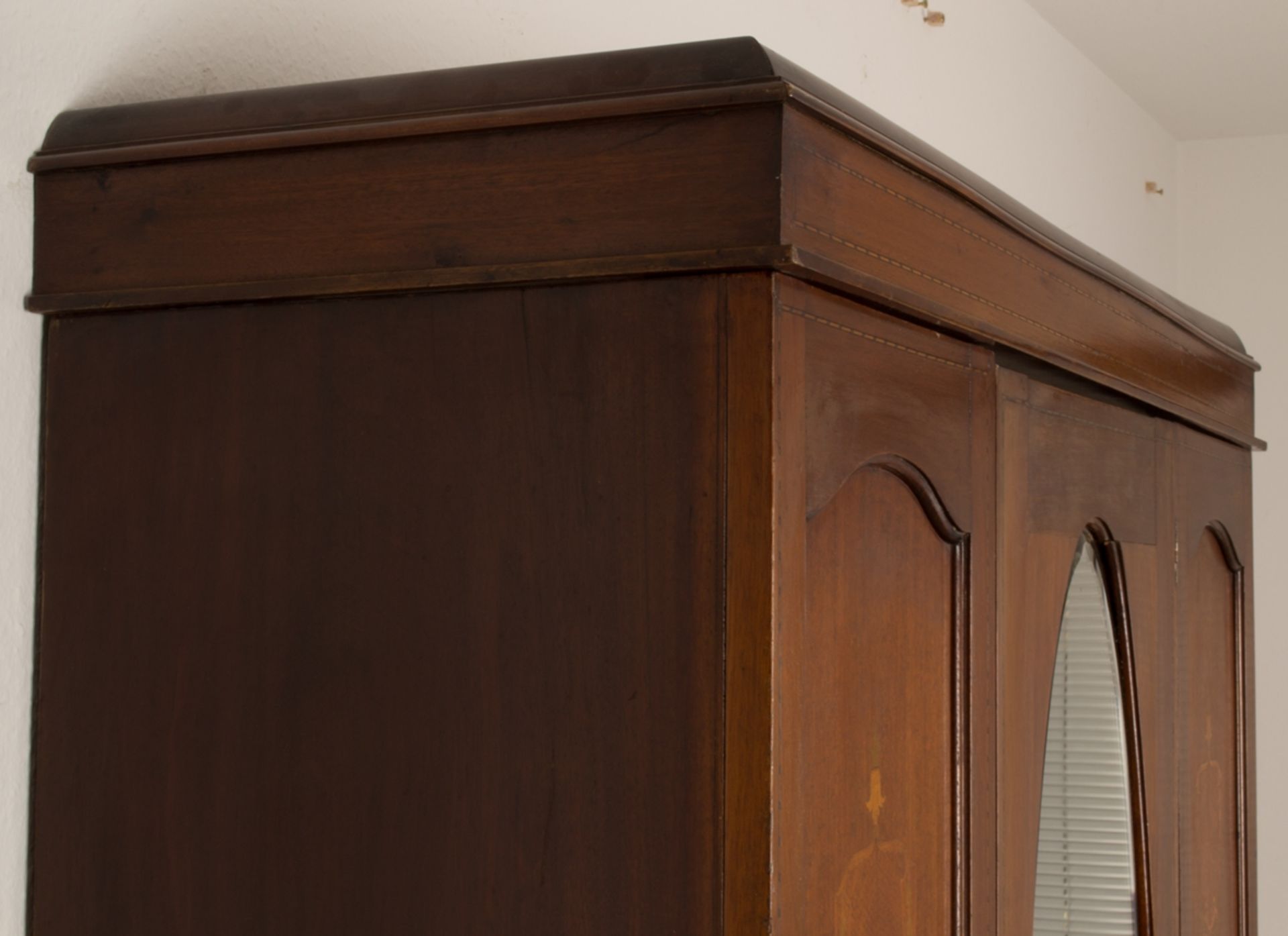 Englischer Garderobenschrank, Mahagoni furnierter, eintüriger Nadelholzkorpus mit ovalem, - Bild 6 aus 7