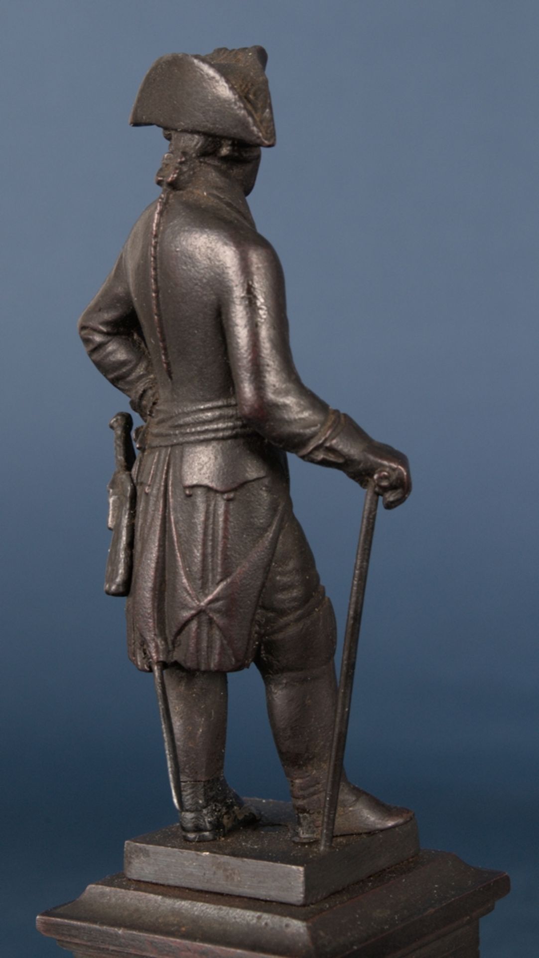 "Der alte Fritz" - Standfigur von "Friedrich dem Großen" auf mehrfach getreppem Sockel. - Bild 10 aus 14