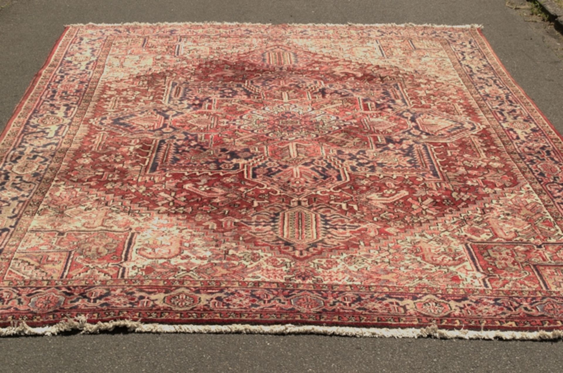 Heriz-Teppich, nordwestlicher Iran der 1960er/70er Jahre, ca. 350 x 248 cm. Robuster, schwerer, - Bild 10 aus 12