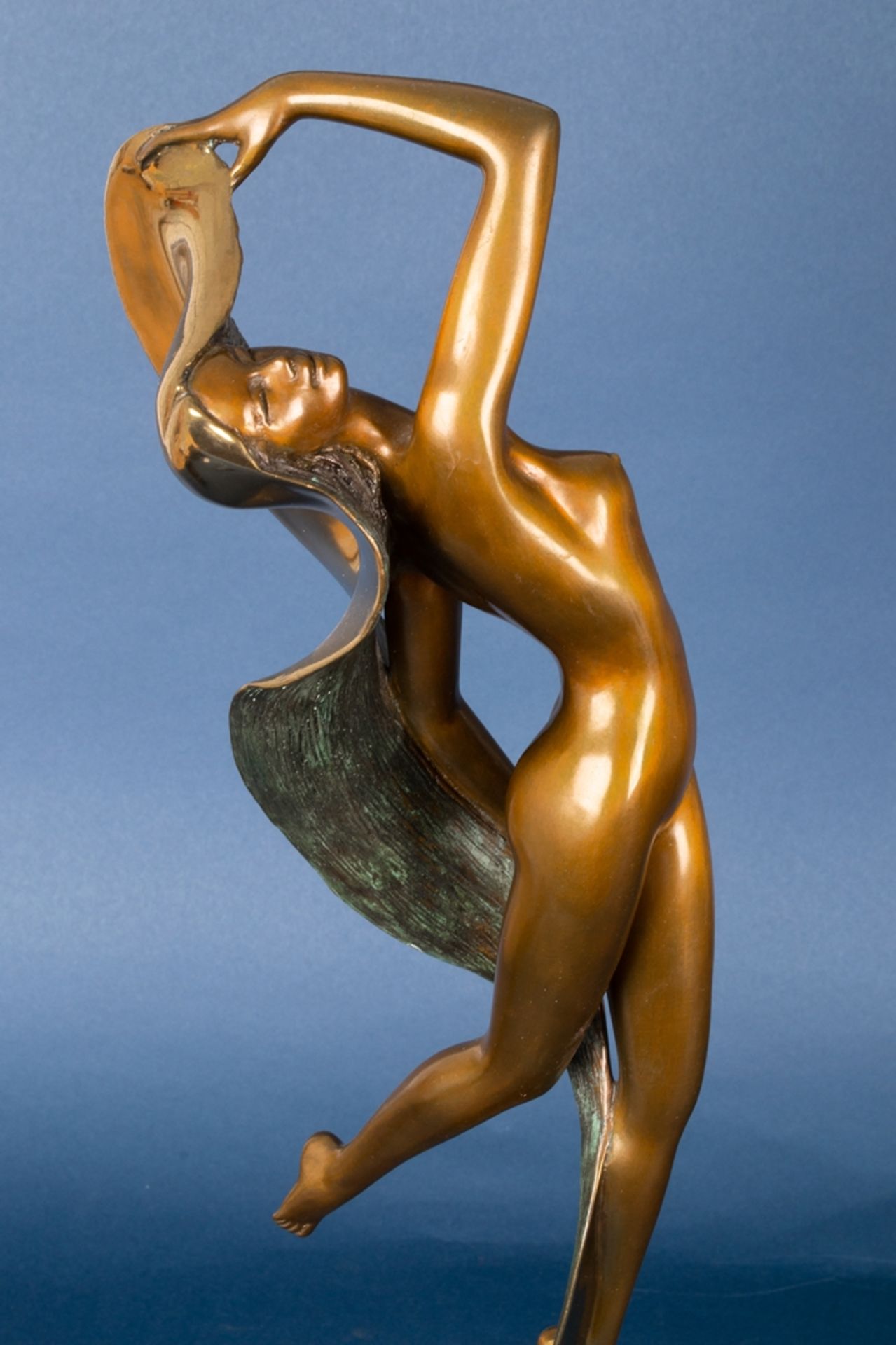 "Erotische Tänzerin" mit langem Haar. Multiple Bronze des Angelo Basso (1943 - 2011), Basso war - Bild 4 aus 9