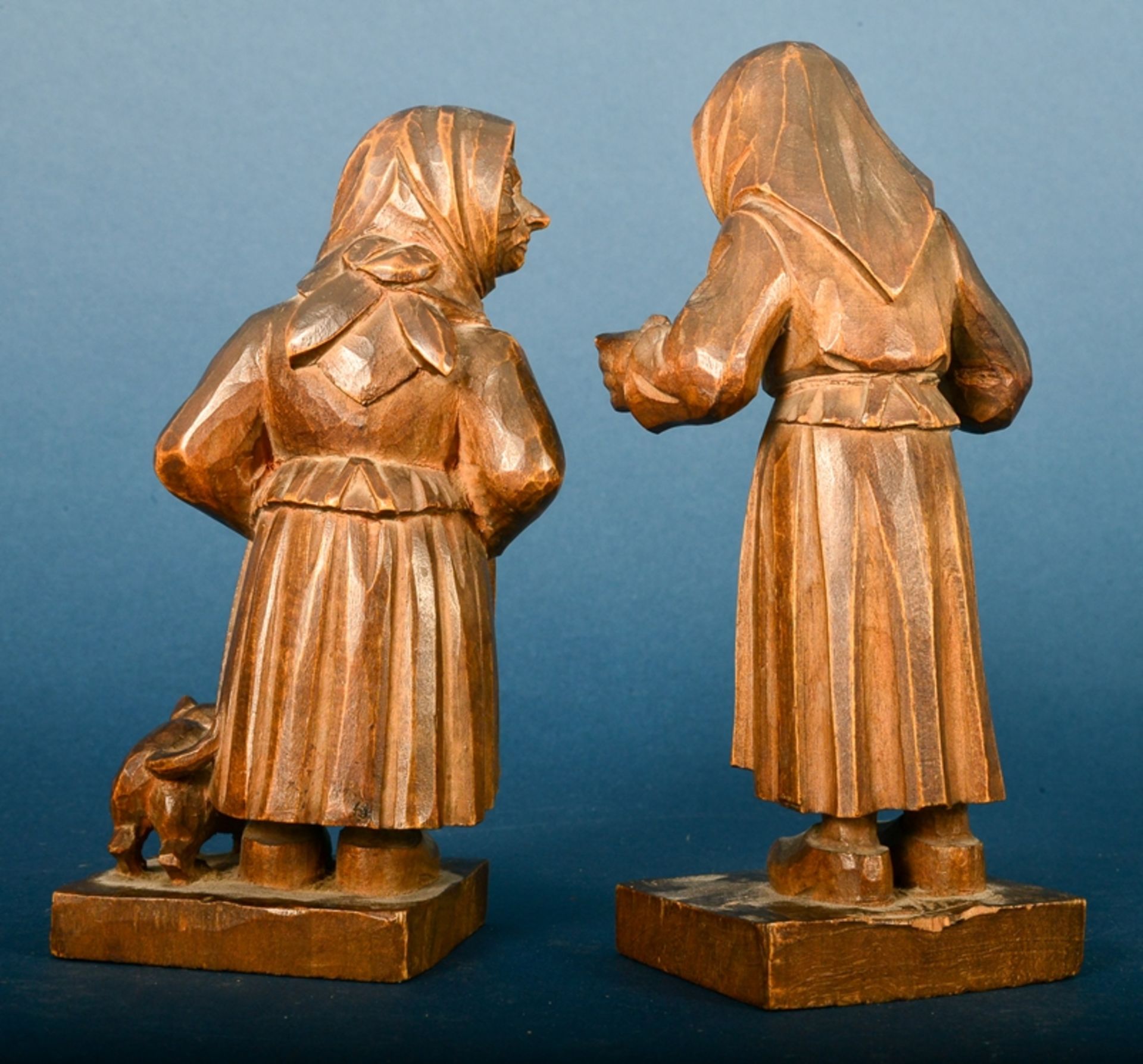 "Paar schnackende Bäuerinnen". Holz geschnitzt. Höhe ca. 15 bzw. 16 cm. Schöner Erhalt. - Bild 3 aus 8