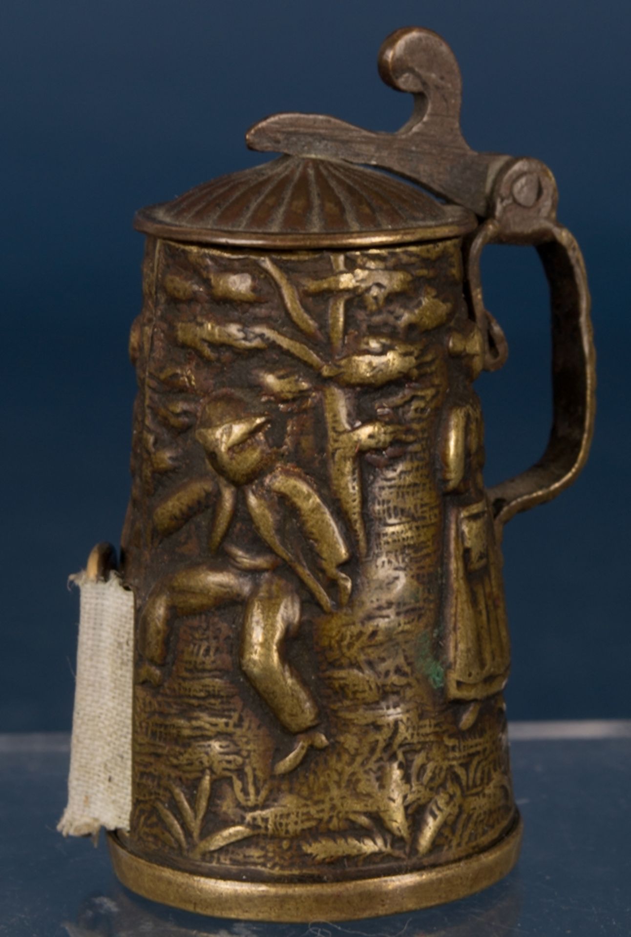 Altes/antikes Maßband in Form eines "Deckelhumpen - en - Miniature", Höhe ca. 47 mm, drehbarer