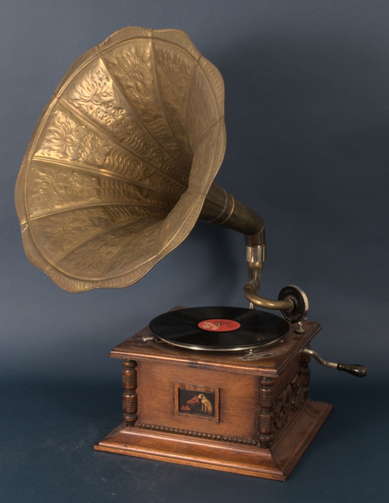 Spielbereites, nostalgisches Trichtergrammophon/Reproduktion eines frühen Schallplattenspielers