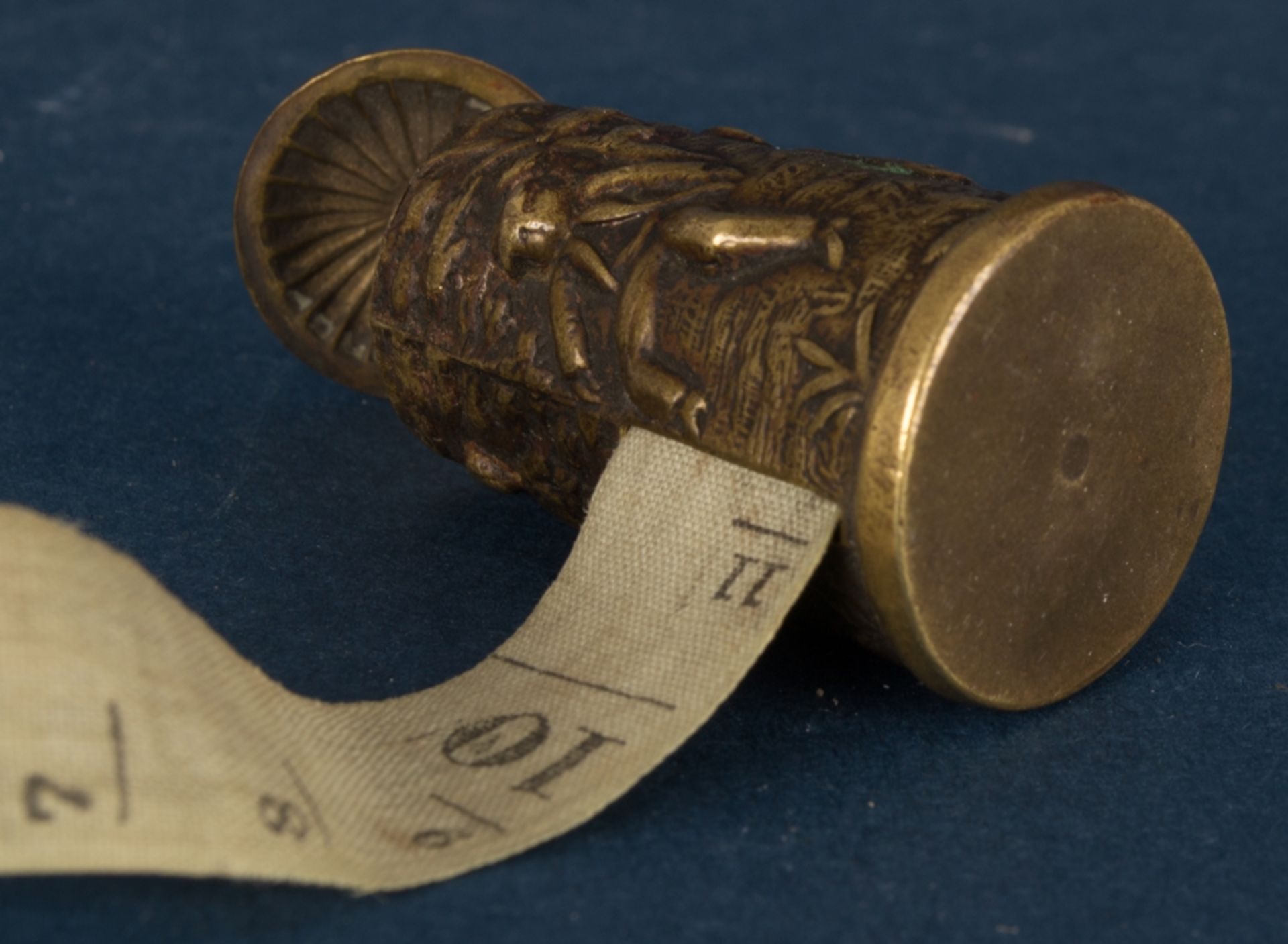 Altes/antikes Maßband in Form eines "Deckelhumpen - en - Miniature", Höhe ca. 47 mm, drehbarer - Bild 7 aus 7