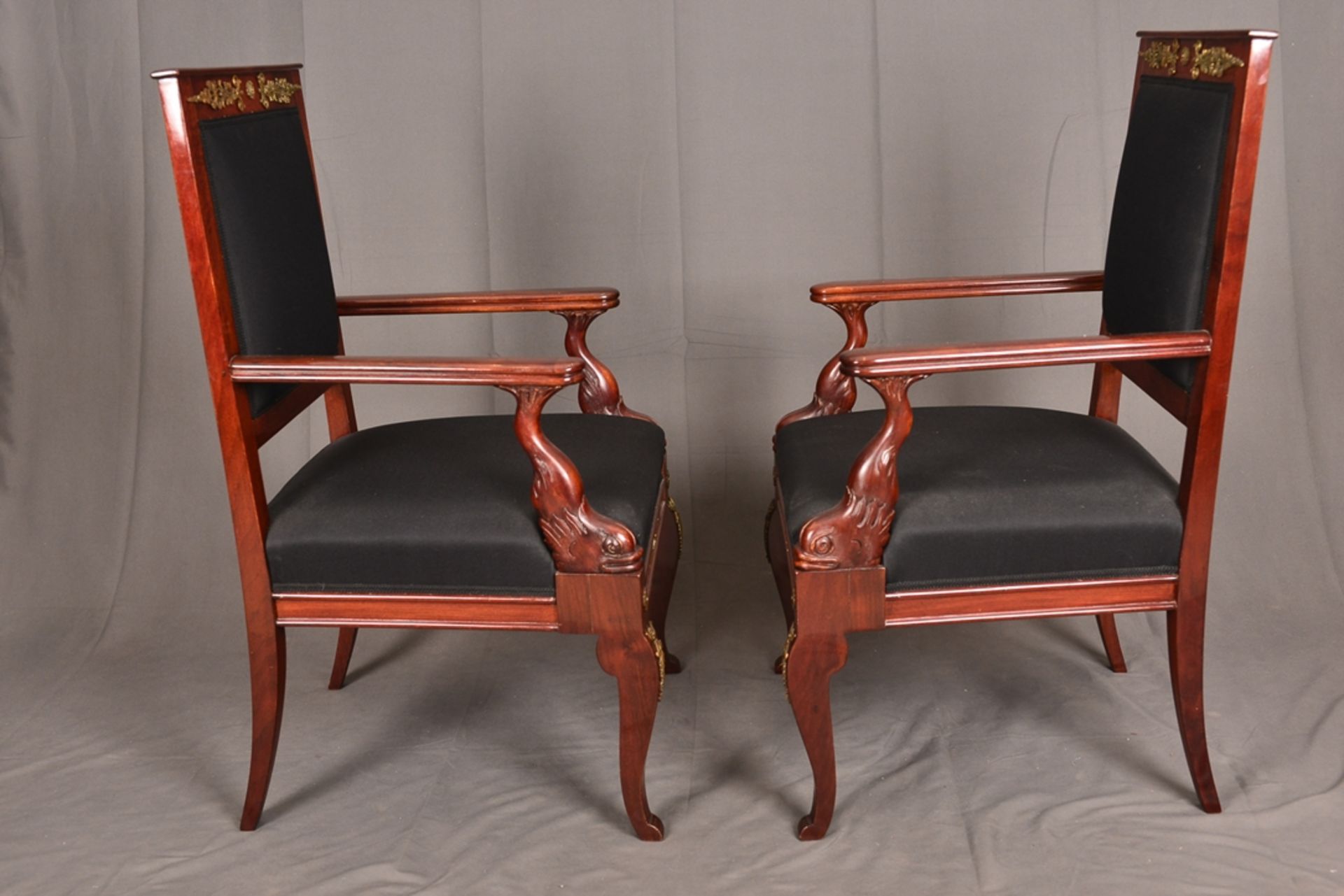 Paar Armlehnstühle. Empire-Stil, Mahagoni, aufwändig mit Messingapplikationen verziert. Vor - Image 6 of 9