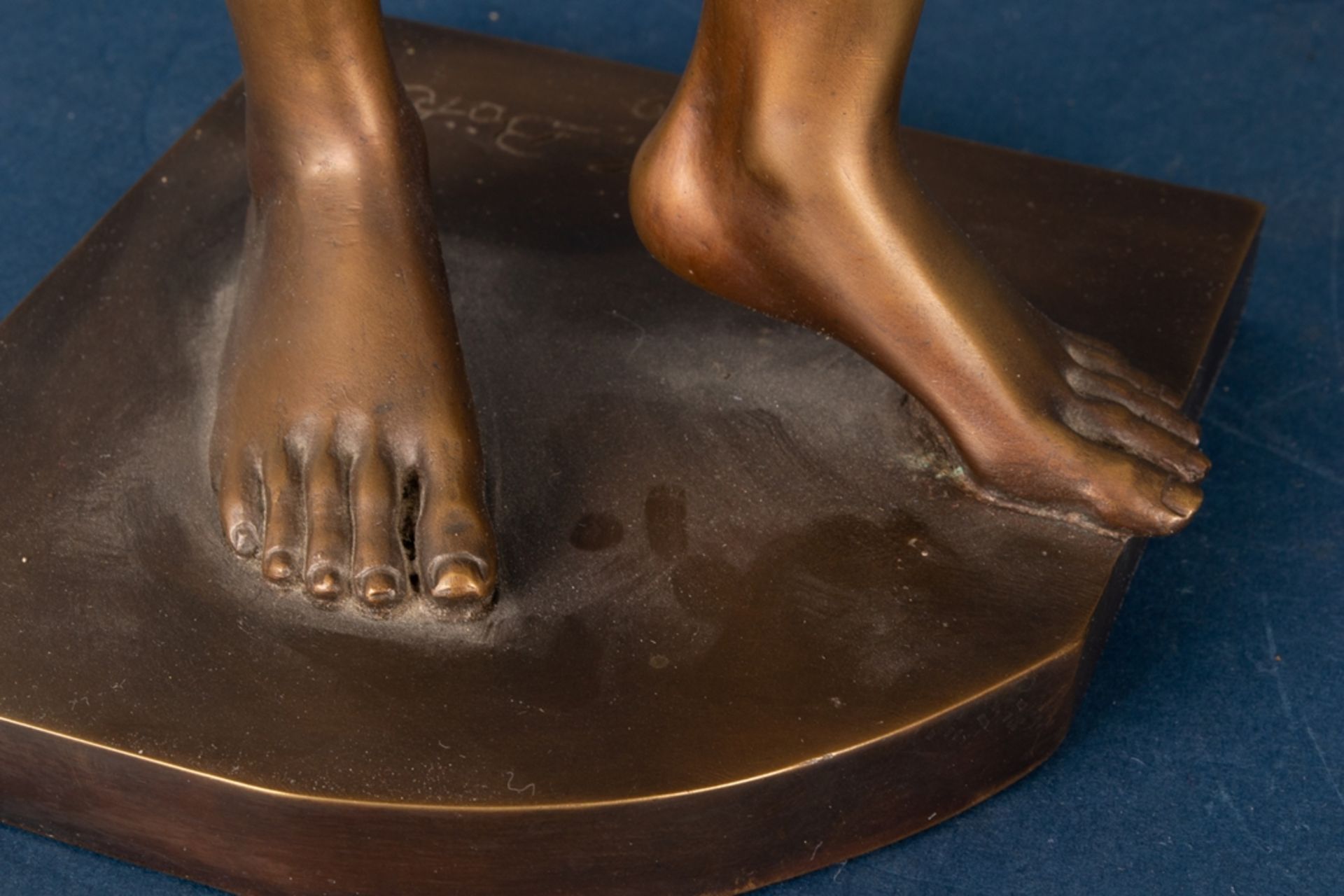 "Mädchen auf dem Weg" (Original Titel), multiple, goldbraun patinierte Bronze des Karl-Ludwig - Bild 12 aus 15
