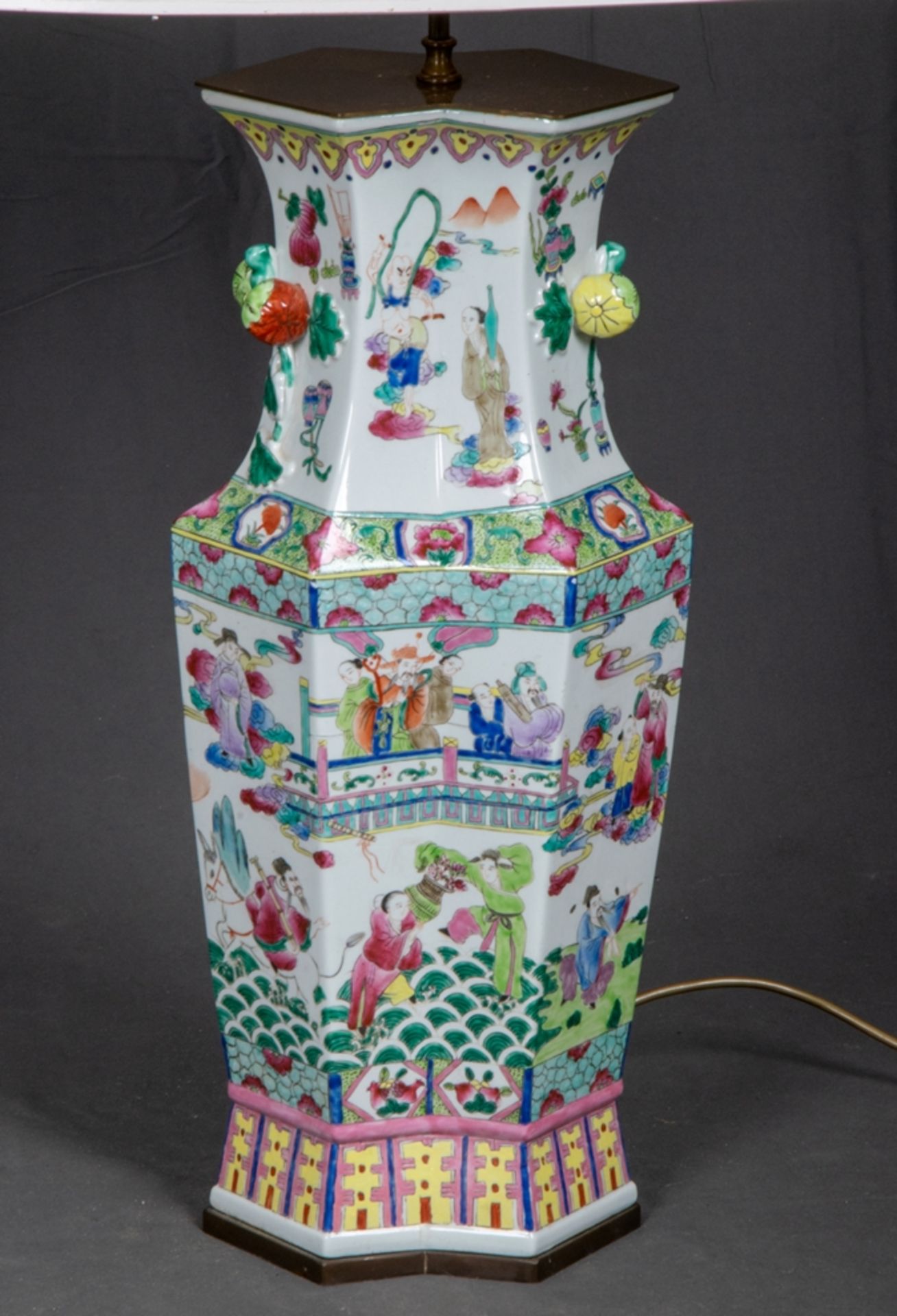 Paar dekorativer Tischlampen, Lampenfüße in Form chinesischer Porzellanvasen, in typischer, - Bild 5 aus 16