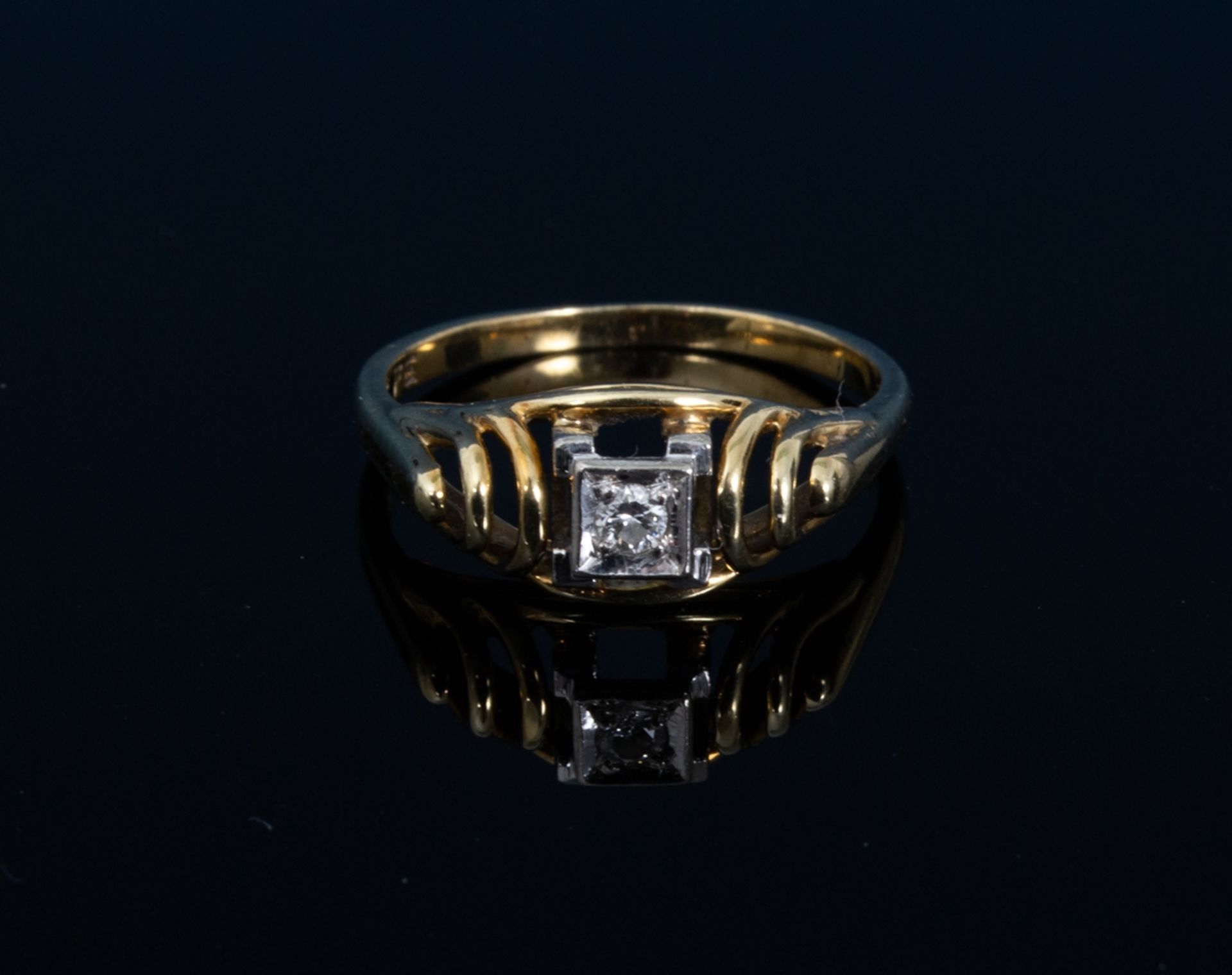 Goldener Ring mit Diamant besetzt, 585er Gelbgold, Diamant ca. 0,1 ct. Ringinnendurchmesser ca. 17 - Bild 3 aus 6