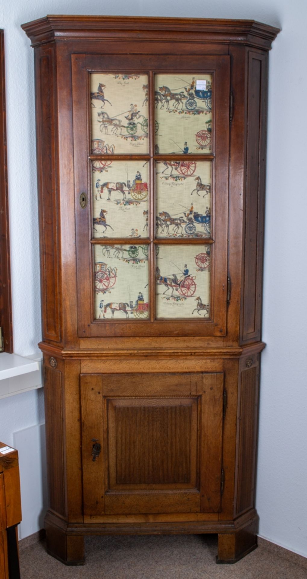 Klassische Eckvitrine/Eckschrank, norddeutsches Biedermeier um 1830, Eiche massiv, zweiteiliger