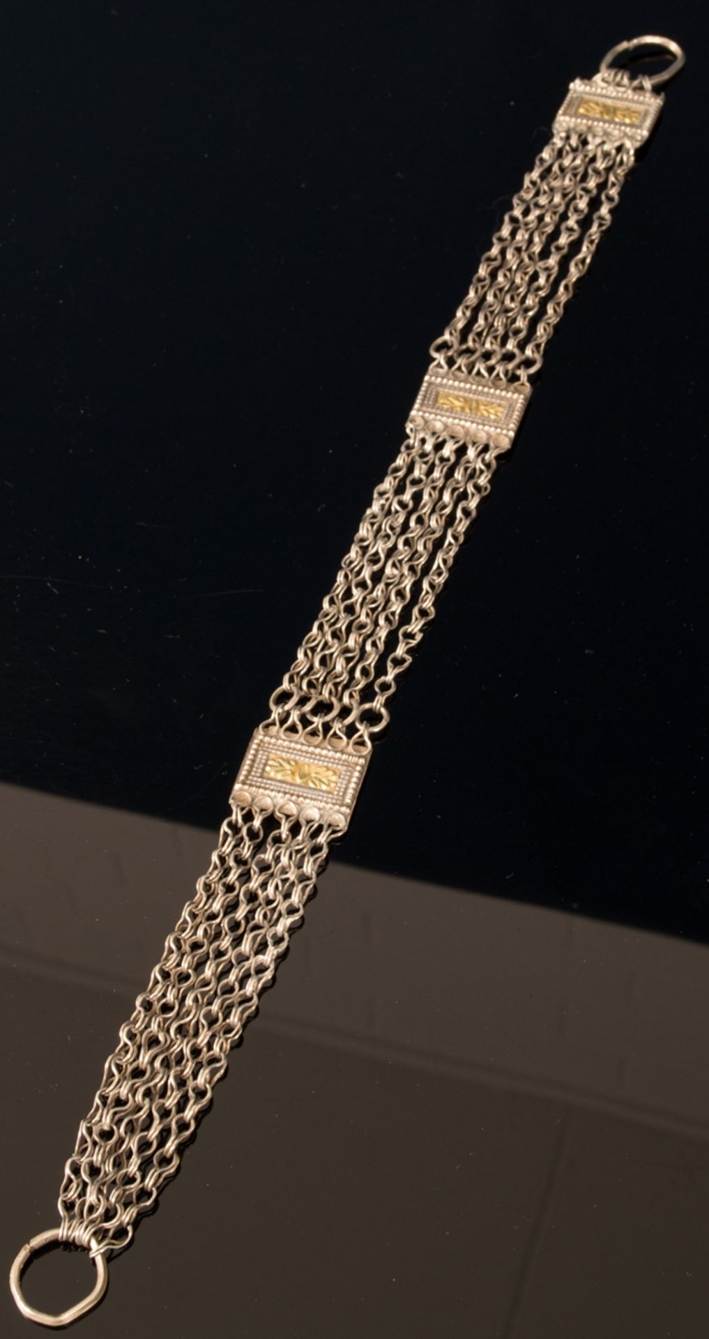 Gliederarmband aus dem Oman. Silber, teilweise vergoldet, ungestempelt. Länge ca. 35 cm.