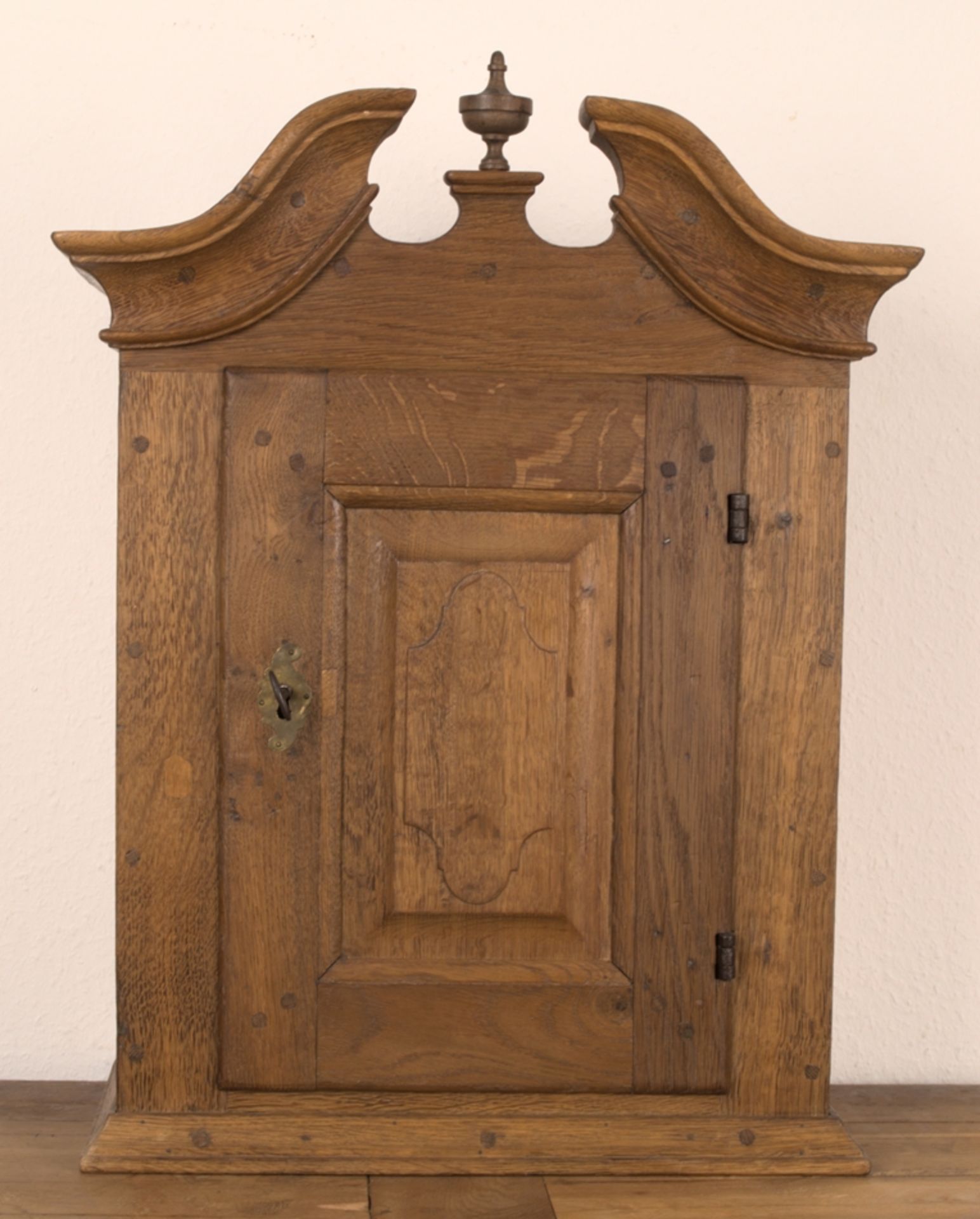 Wandschrank, Barock, Mitte 18. Jhd., schwere Ausführung aus massiver Eiche, eintüriger Korpus mit