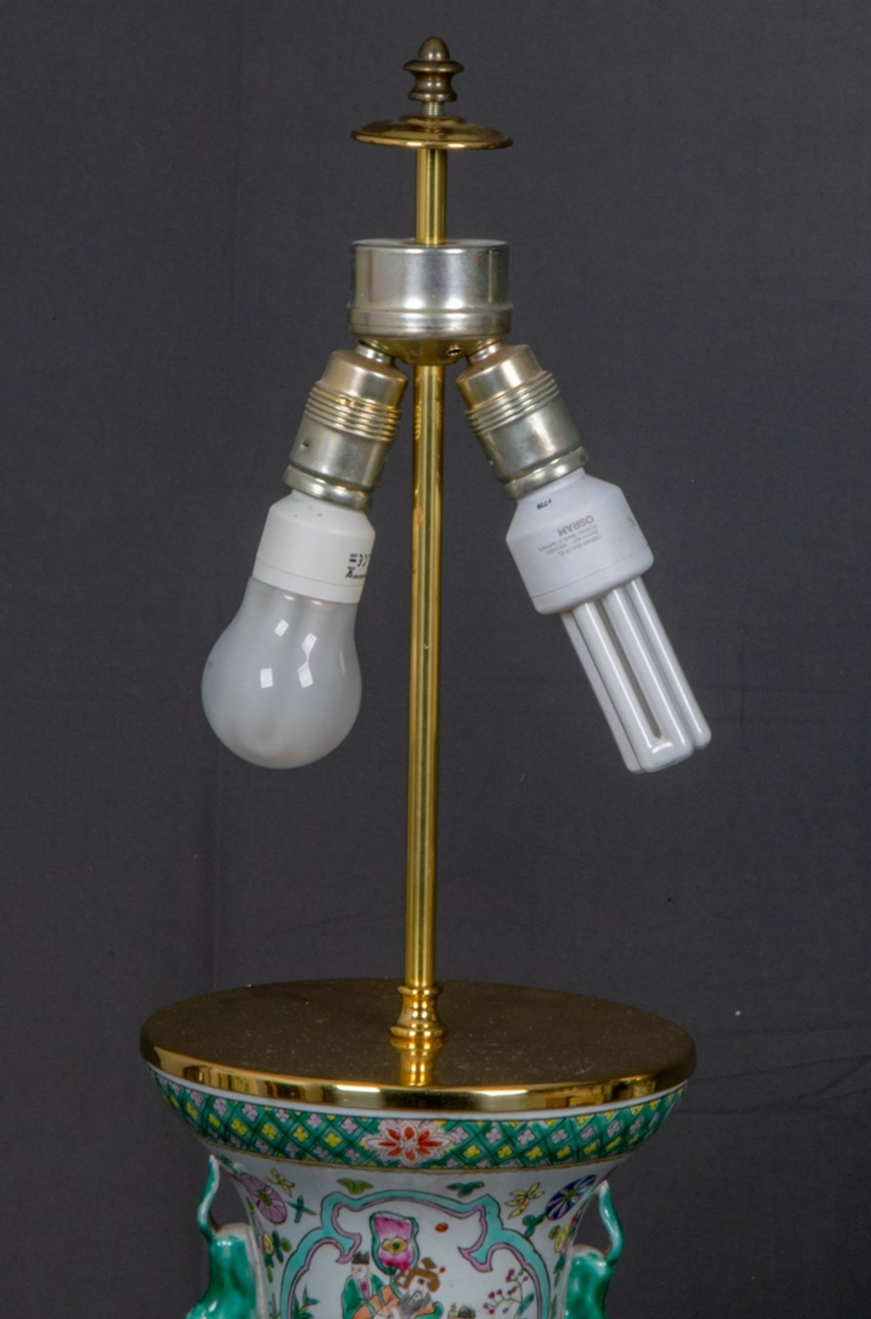 Paar dekorativer Tischlampen, hohe, bauchige Tischvasen, Weißporzellan mit polychromer - Image 3 of 13