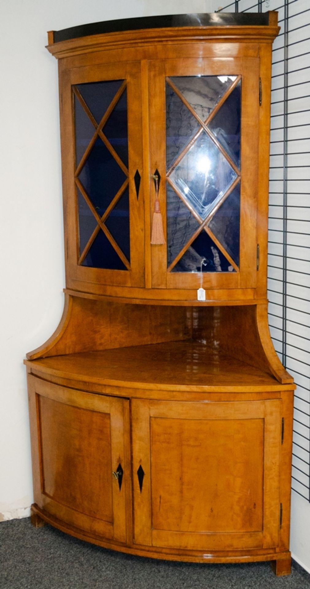 Eleganter Eckvitrinenschrank. Biedermeier deutsch um 1820/30. Obstholz massiv & furniert,