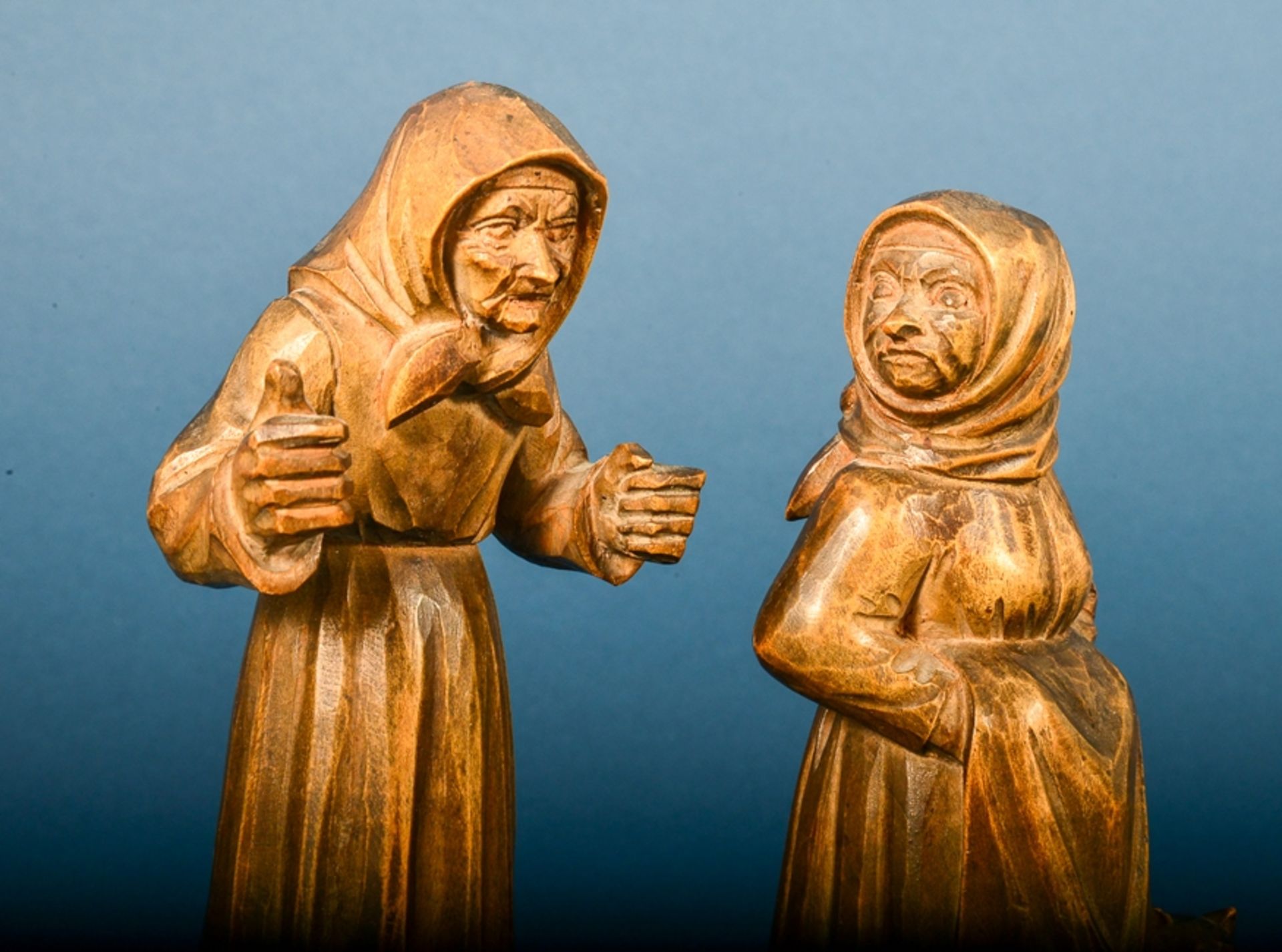 "Paar schnackende Bäuerinnen". Holz geschnitzt. Höhe ca. 15 bzw. 16 cm. Schöner Erhalt. - Bild 8 aus 8
