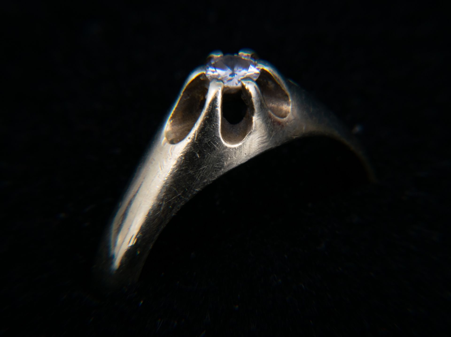 585er Gelbgoldring mit einzeln gefasstem Brillant, Ringinnendurchmesser ca. 18 mm, ca. 4 gr.