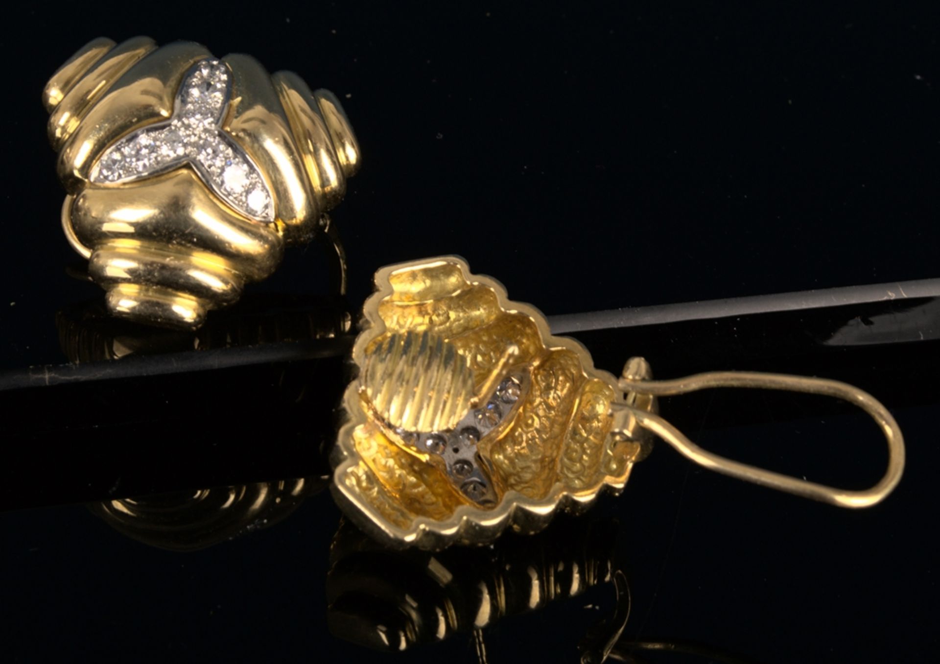 Paar schwerer 750er Gelbgold Ohrclips/Creolen mit jeweils 9 Diamanten besetzt, zusammen ca. 22 gr. - Bild 4 aus 5