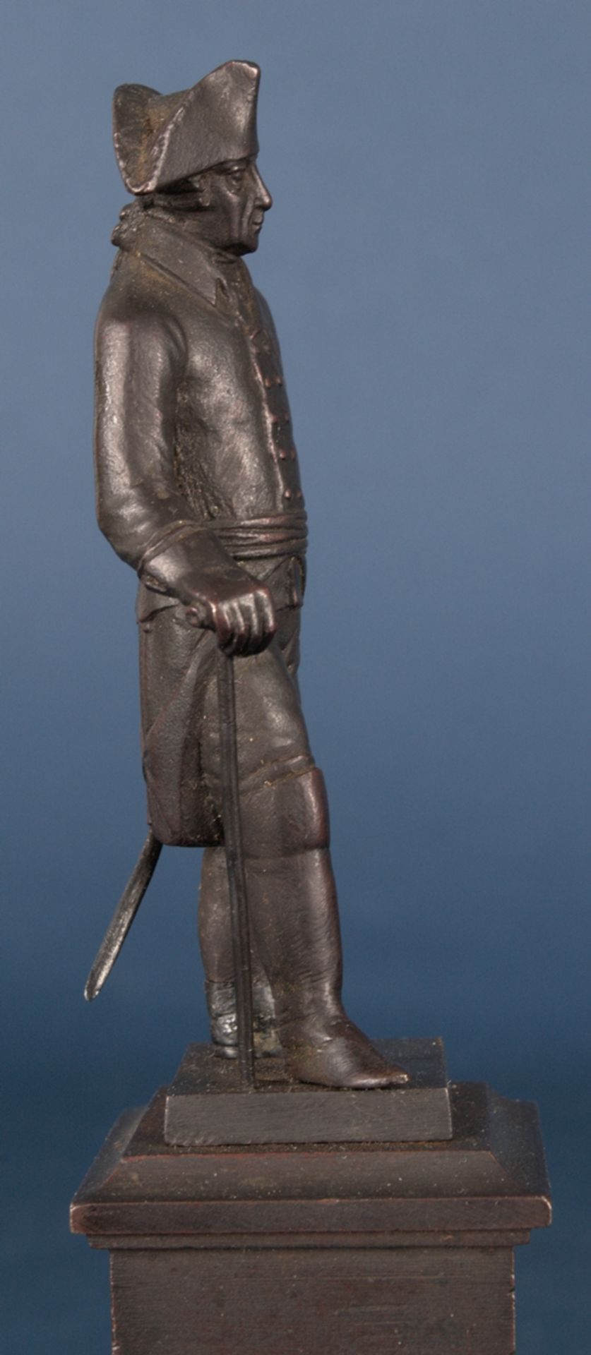 "Der alte Fritz" - Standfigur von "Friedrich dem Großen" auf mehrfach getreppem Sockel. - Bild 11 aus 14