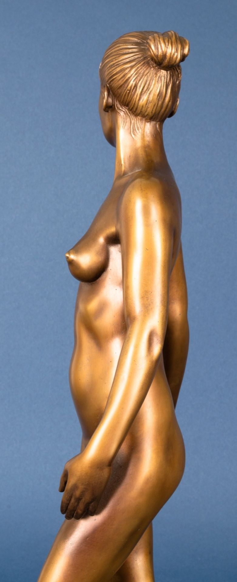 "Mädchen auf dem Weg" (Original Titel), multiple, goldbraun patinierte Bronze des Karl-Ludwig - Bild 8 aus 15