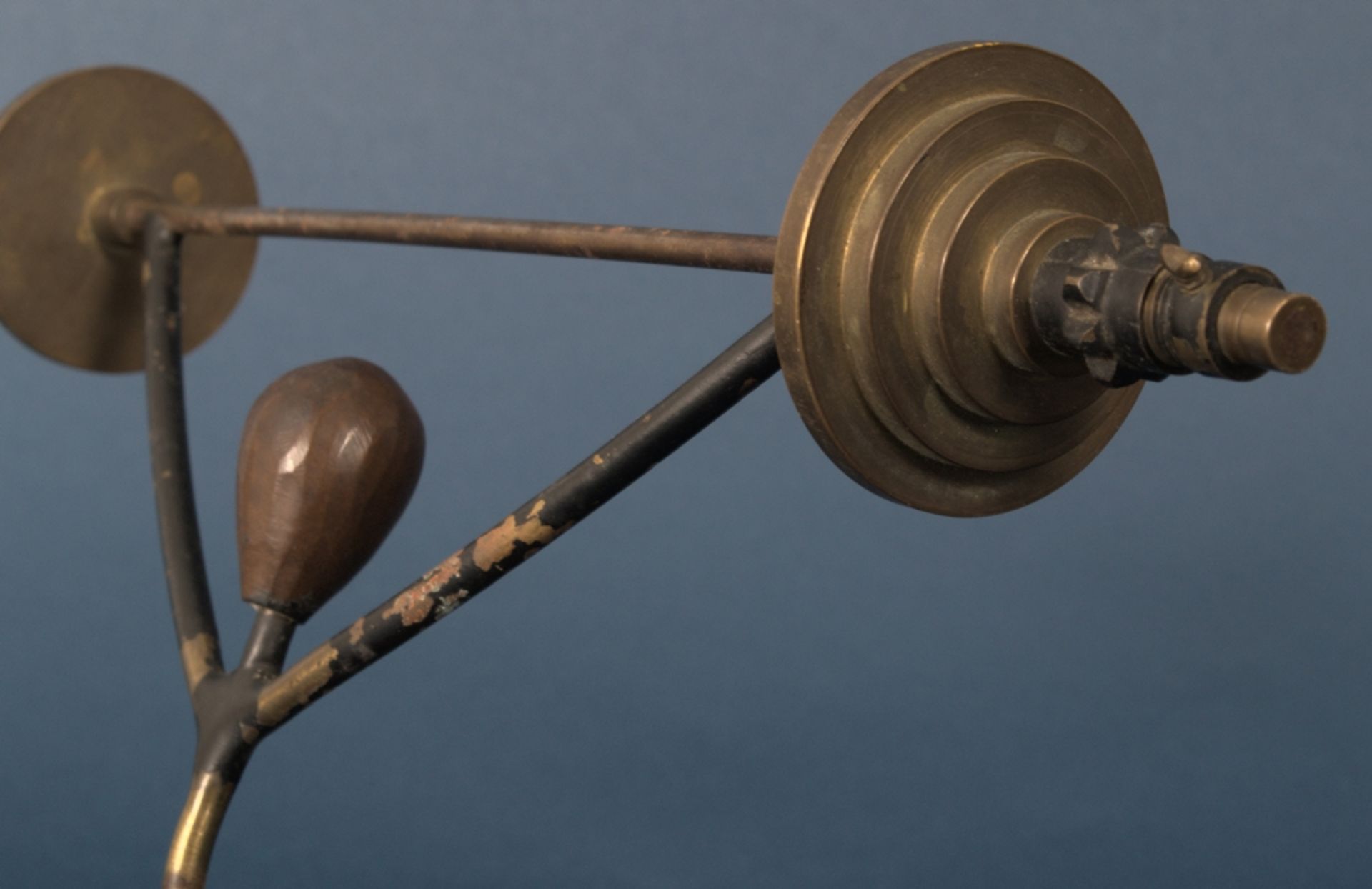 "Gewichtheber" auf Edelholztafel, sich in der Bewegung befindliche Drahtfigur. Ca. 19 x 29 x 19 cm. - Bild 3 aus 7