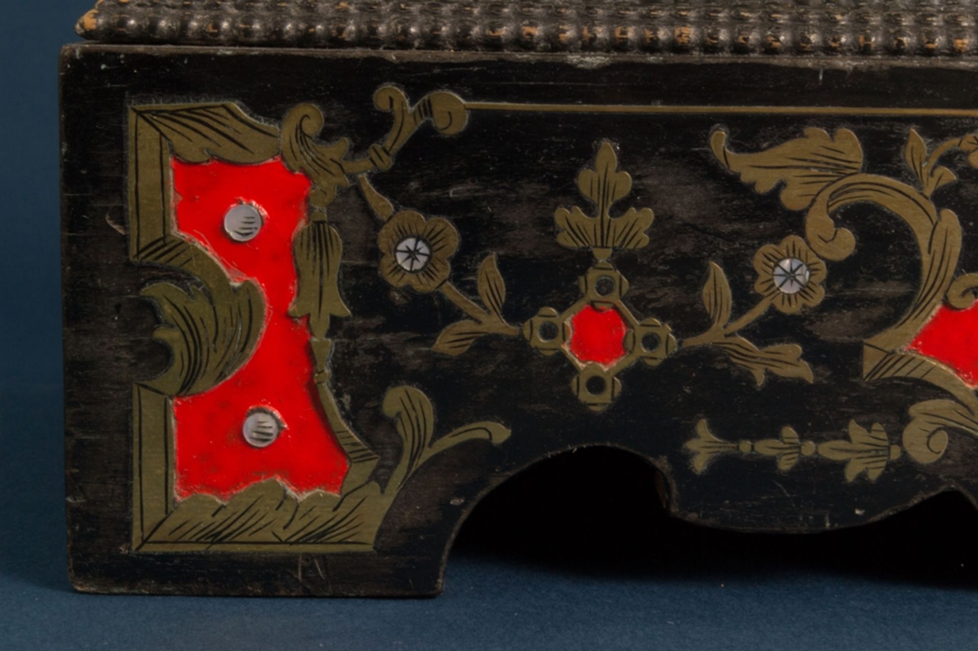 Antike Kaminuhr/ Pendule. Ebonisiertes Holzgehäuse, prächtig mit teils fertigen Dekoren eingelegt. - Image 14 of 15