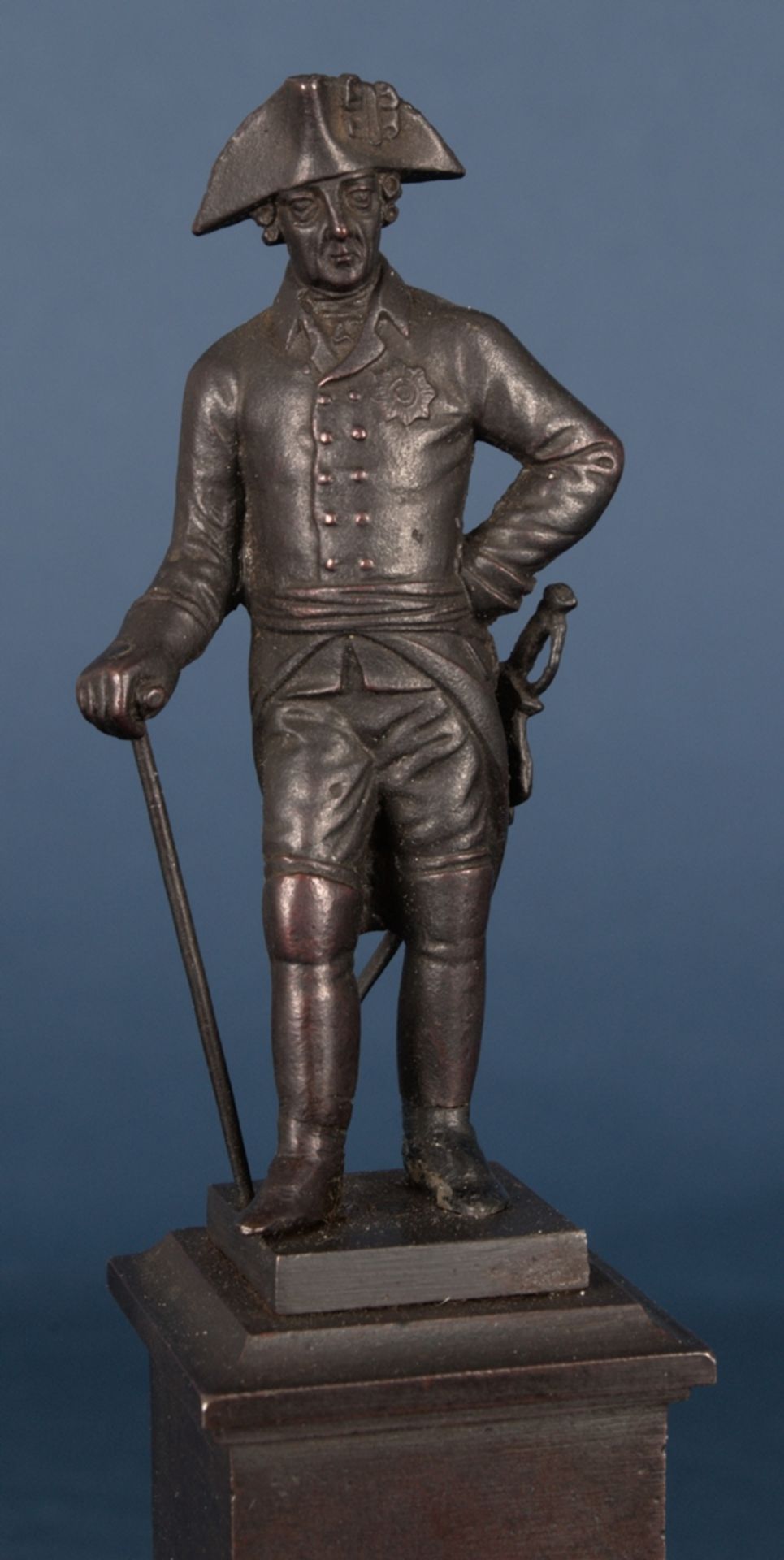 "Der alte Fritz" - Standfigur von "Friedrich dem Großen" auf mehrfach getreppem Sockel. - Bild 2 aus 14