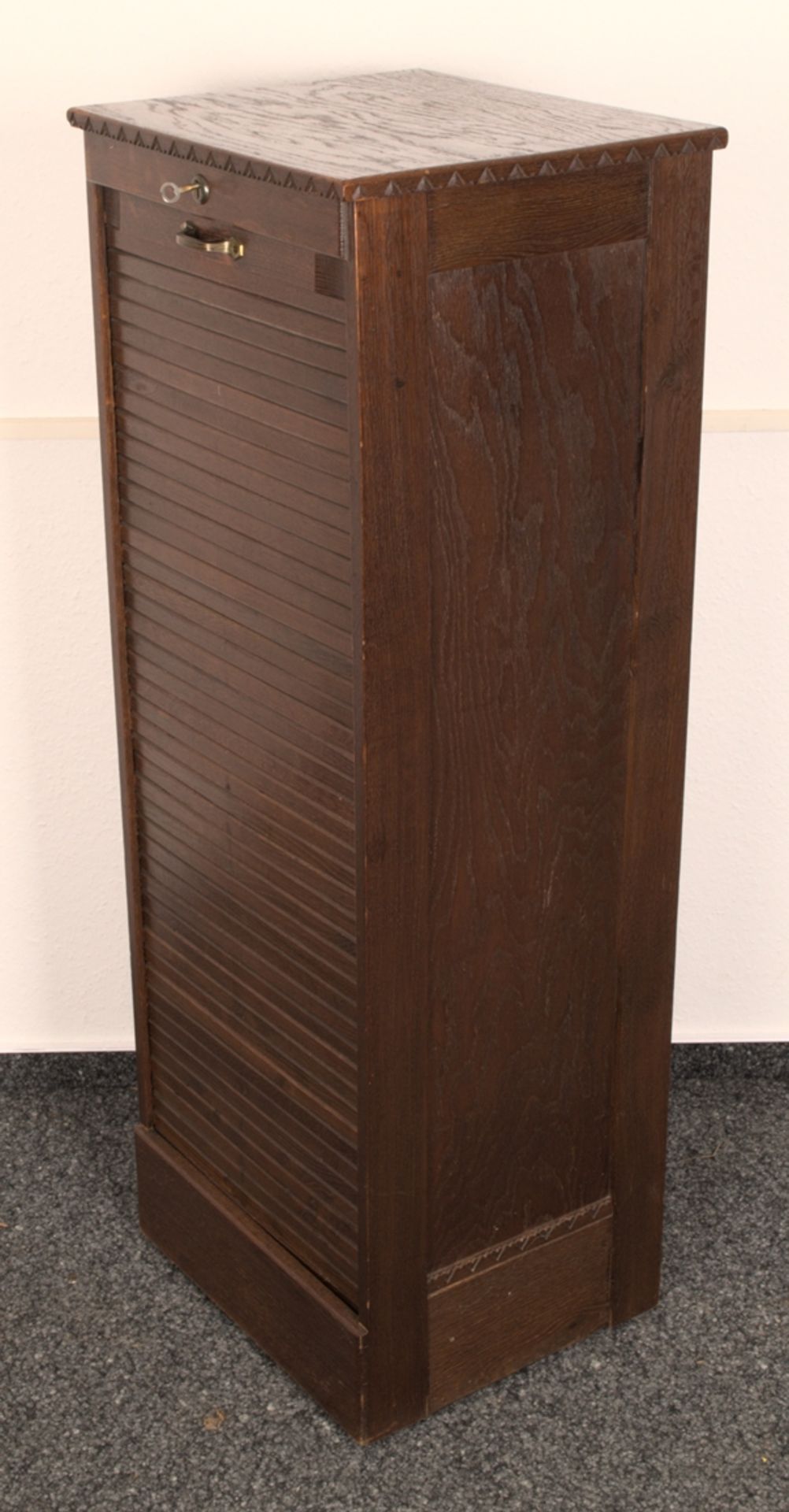 Rolladenschrank auf Rollen, Eiche, 1920er/30er Jahre, schöner Erhalt. Ca. 122 x 45 x 39 cm. - Image 3 of 9