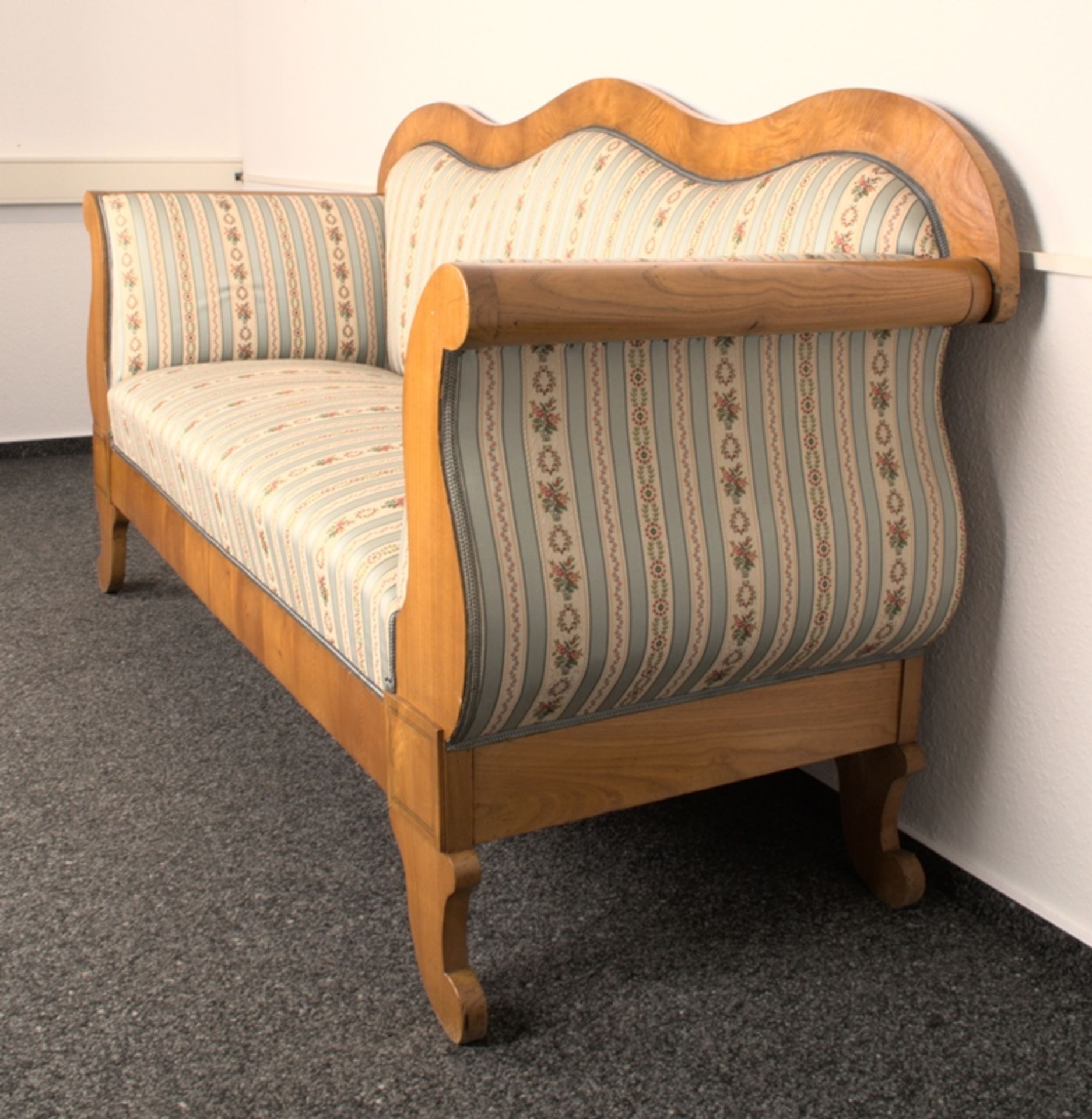 Biedermeiersofa, deutsch um 1840/50, Esche massiv & furniert, stellenweise ebonisierte - Bild 6 aus 12