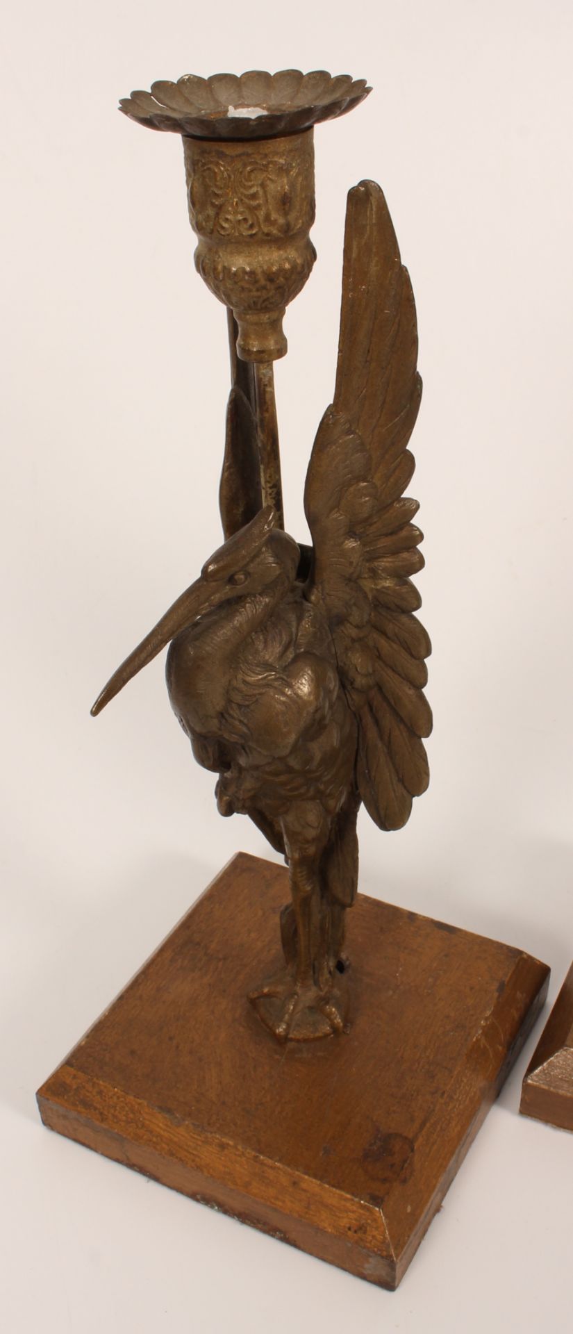 Paar einflammiger Tischlampen in Form eines stehenden Vogels mit hochgerecktem Gefieder. Höhe ca. - Bild 4 aus 6
