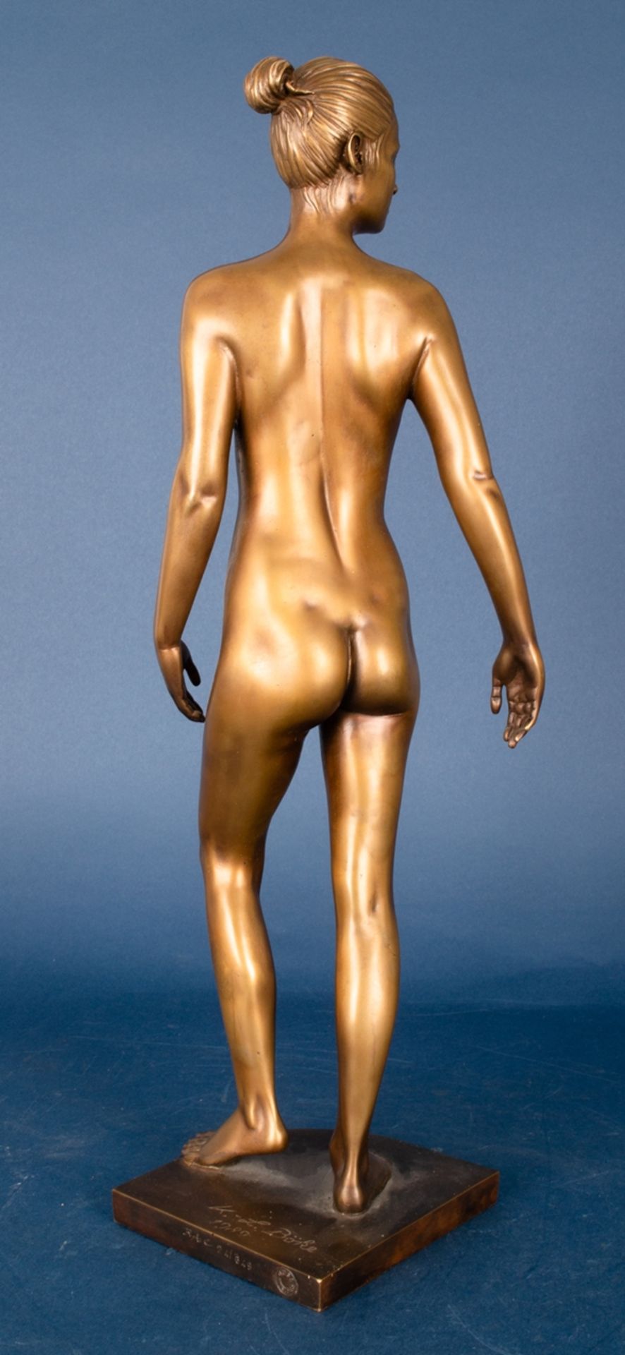 "Mädchen auf dem Weg" (Original Titel), multiple, goldbraun patinierte Bronze des Karl-Ludwig - Bild 6 aus 15