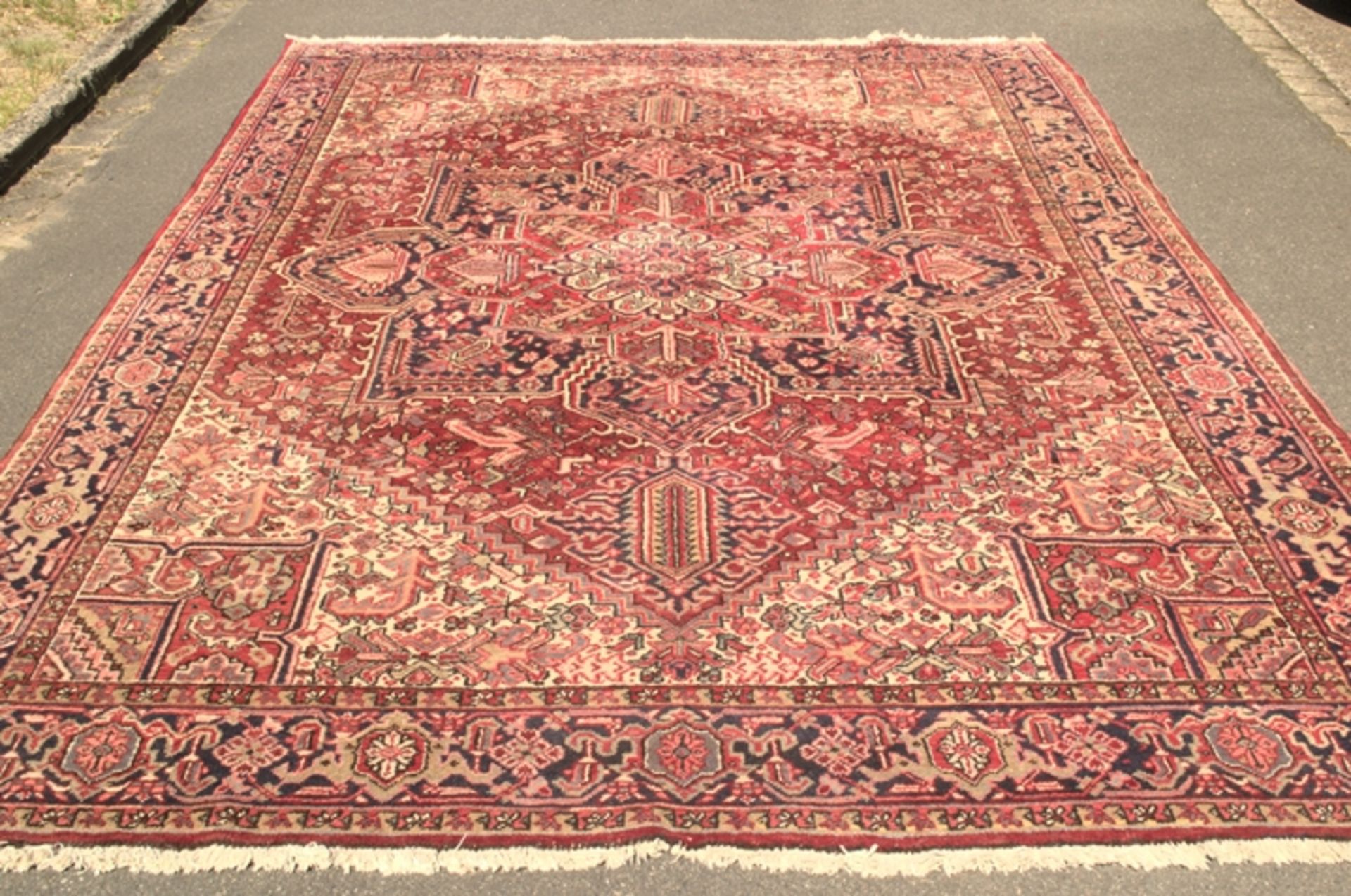 Heriz-Teppich, nordwestlicher Iran der 1960er/70er Jahre, ca. 350 x 248 cm. Robuster, schwerer,