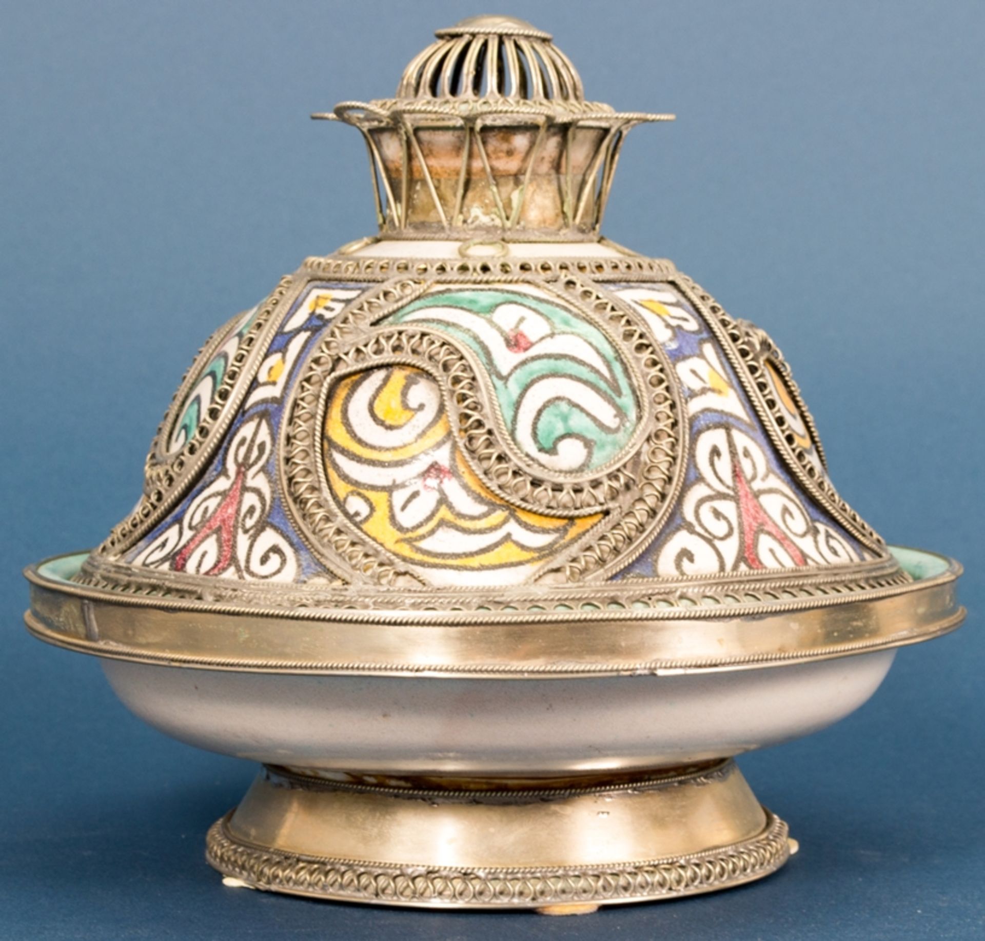 Orientalisches Deckelgefäß, polychrom staffierte, glasierte Keramik mit aufwändig gestaltetem, - Bild 2 aus 16