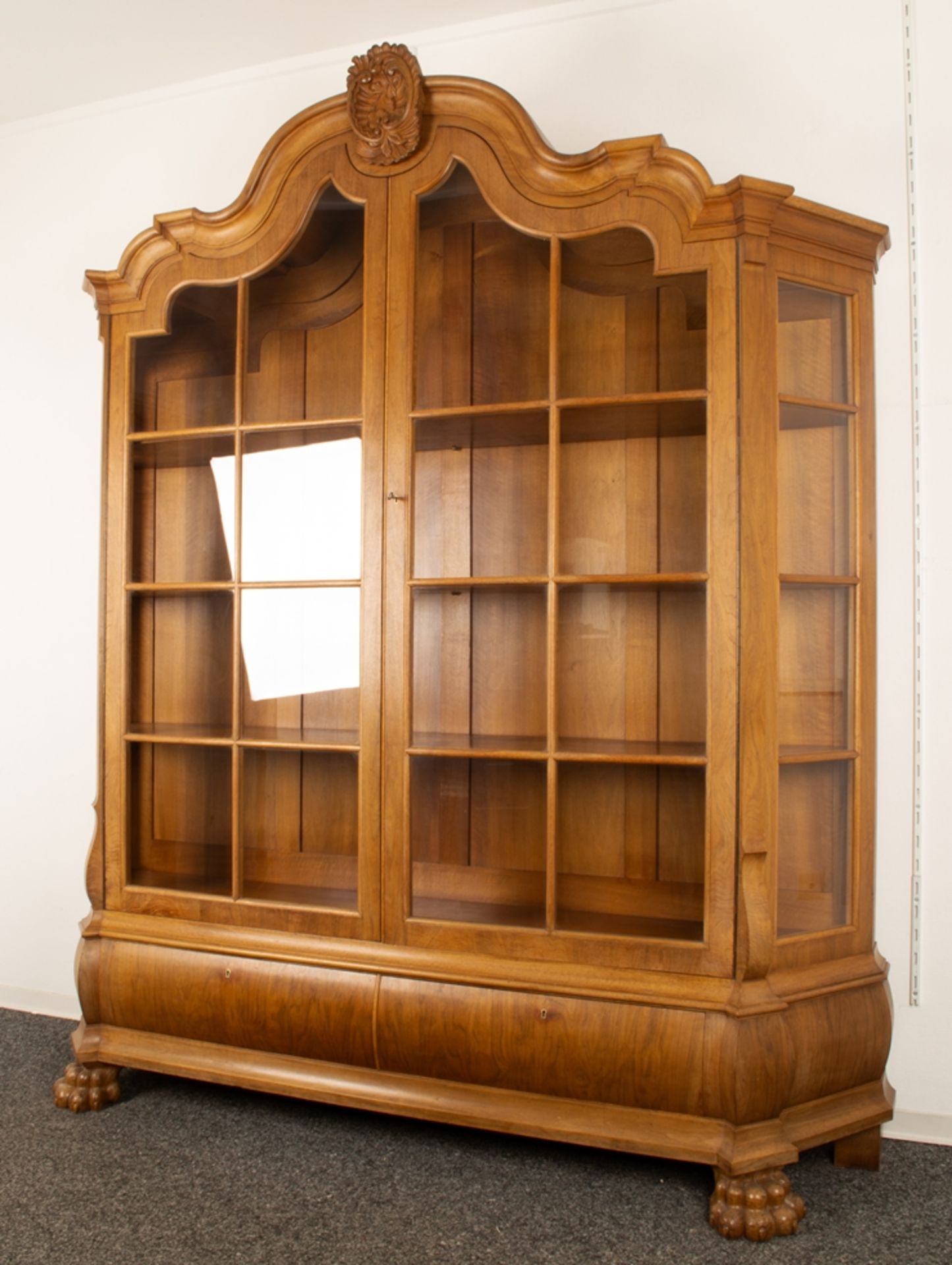 Großer, zweitüriger Bücherschrank, Barockstil, 2. Drittel 20. Jhd., Nussbaum massiv & furniert, - Bild 9 aus 10