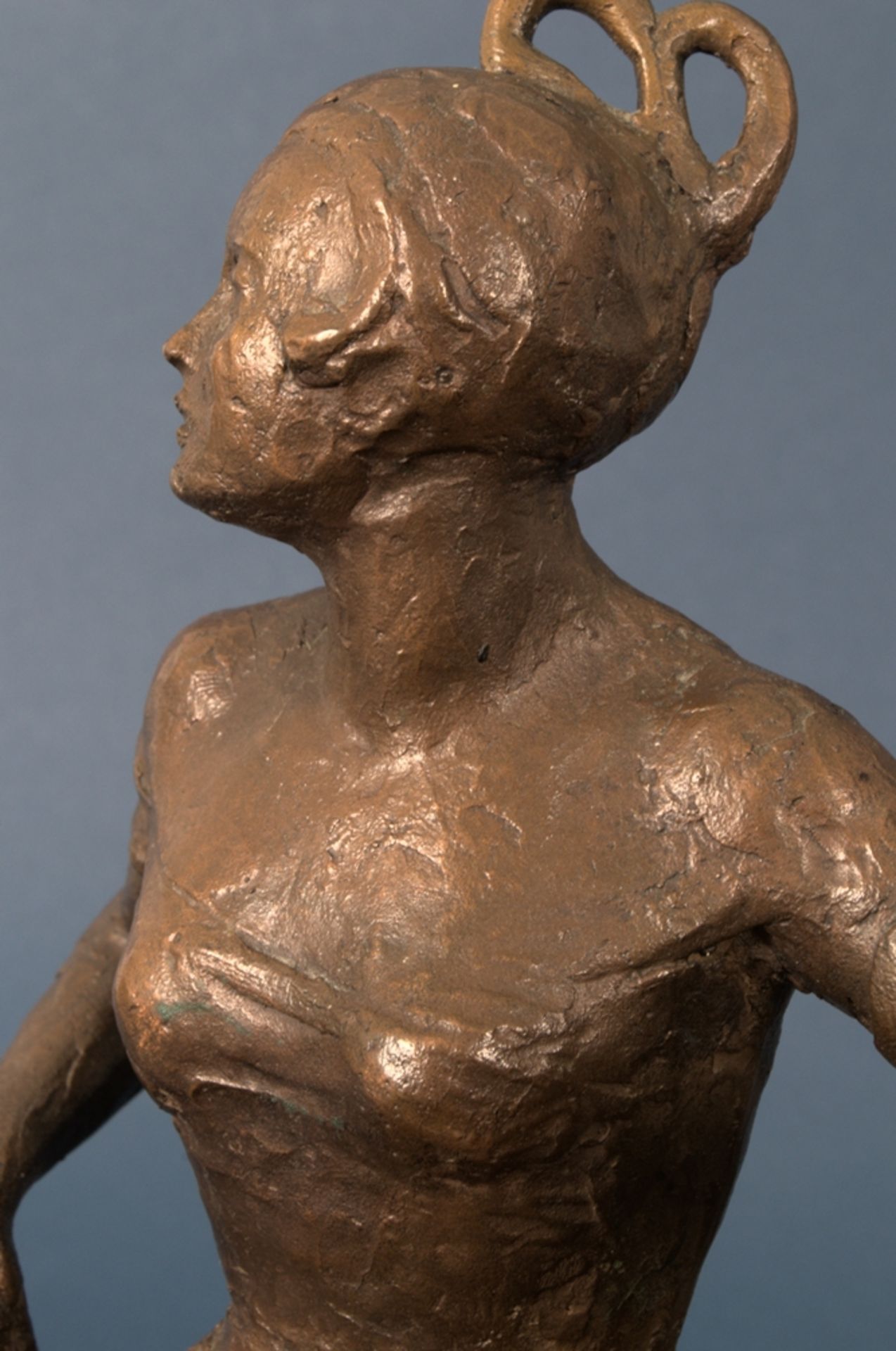 "IREN(E) EDEN ALS ZERBINETTA" - bräunlich patinierte Bronze einer schlanken jungen Frau auf einem - Bild 26 aus 27