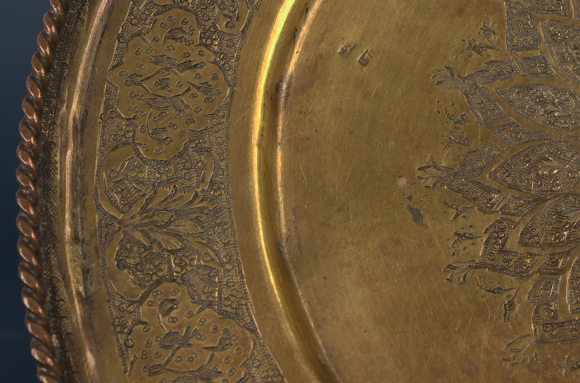 Runde Platte/Teller. Messingbronze mit graviertem Floraldekoren. 20. Jhd., Durchmesser ca. 21,5 cm. - Bild 4 aus 7