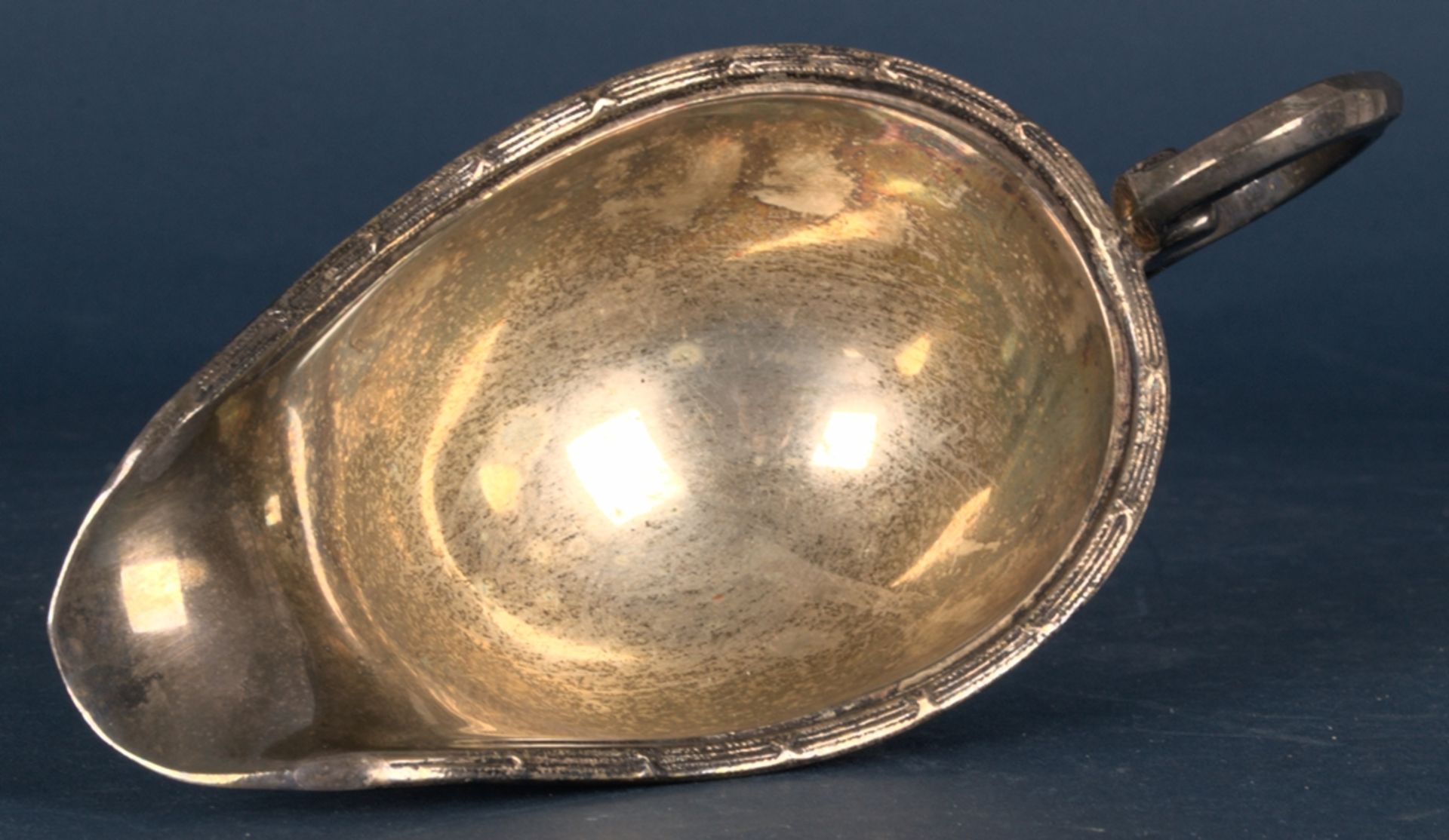 Schwere Henkelsauciere. Versilberter Metallkorpus, Länge ca. 19 cm. Schöner, gebrauchter Erhalt. - Bild 3 aus 6