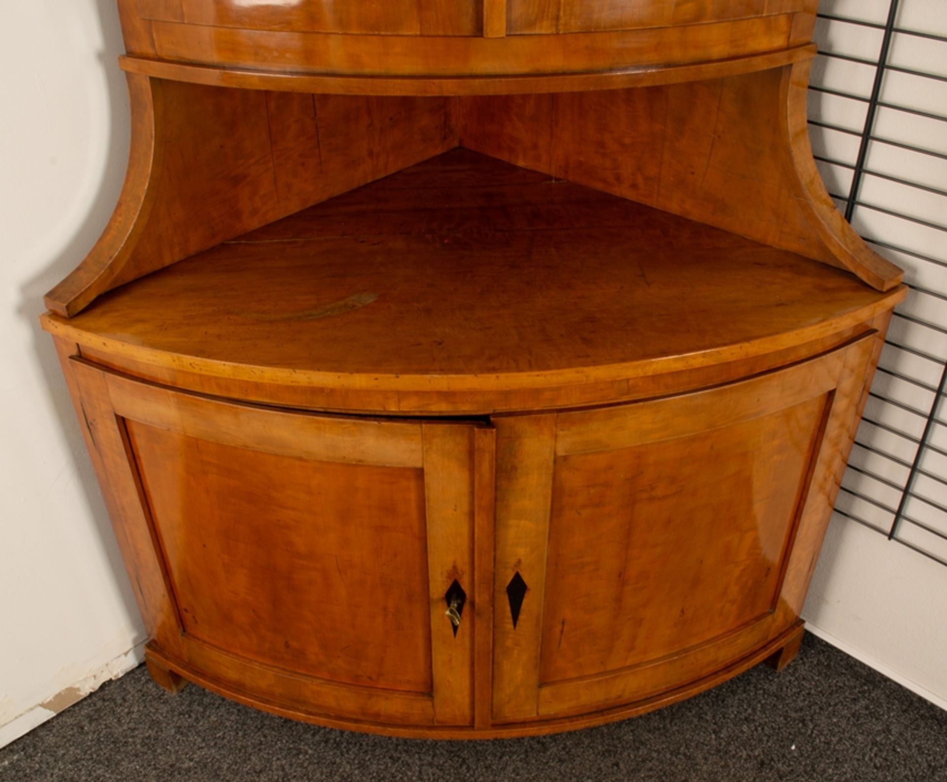 Eleganter Eckvitrinenschrank. Biedermeier deutsch um 1820/30. Obstholz massiv & furniert, - Bild 10 aus 18