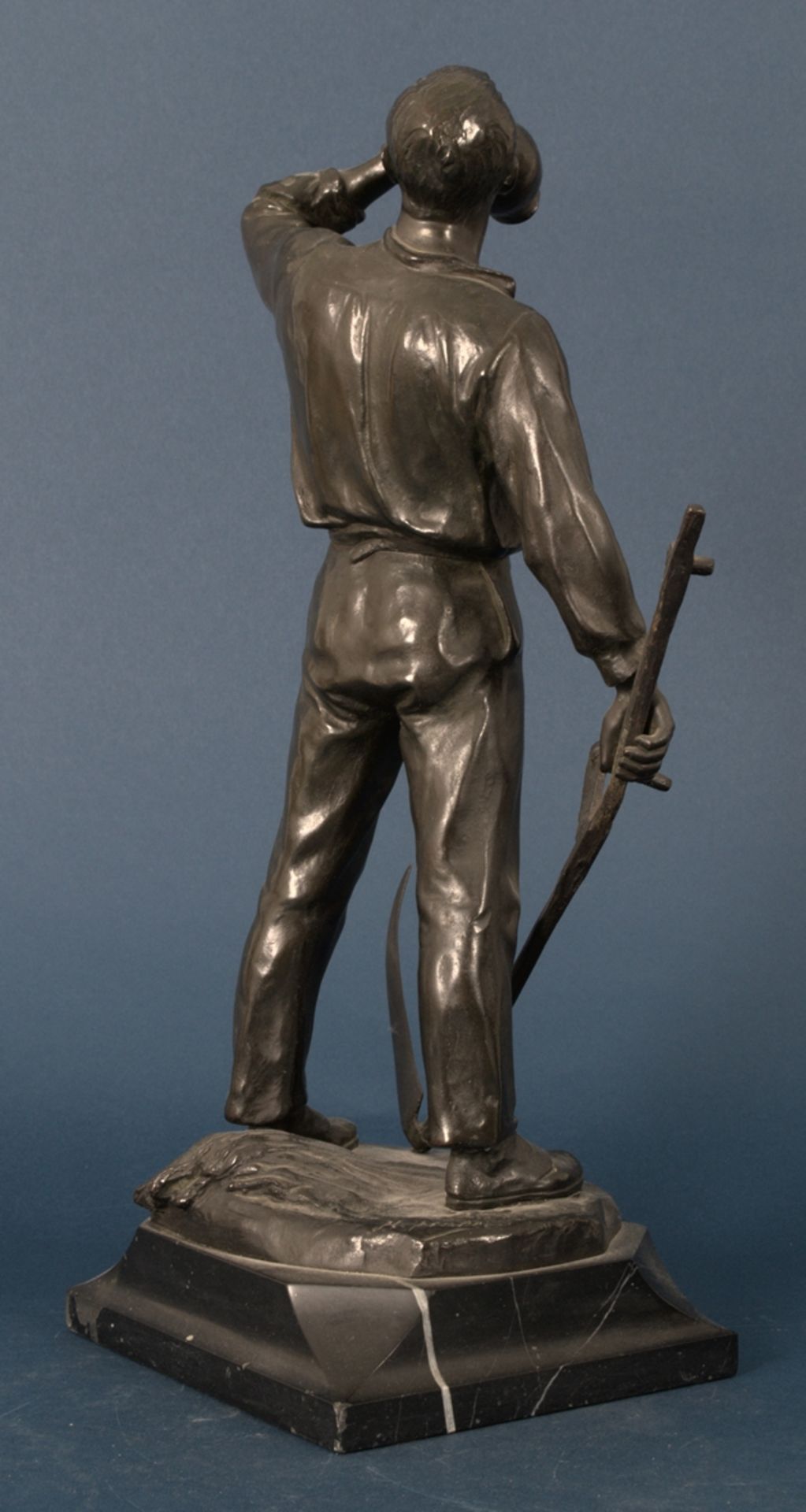 "Jungbauer" bei der Ernte, Bronze dunkelbraun patiniert, auf naturalistisch gestalteter Plinthe, - Bild 6 aus 13