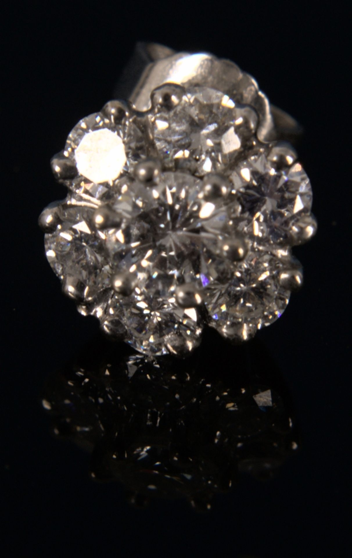 Einzelner Ohrstecker in 750er Weißgoldfassung, Durchmesser ca. 8 mm, Blüte mit insgesamt 7 Diamanten - Bild 4 aus 5