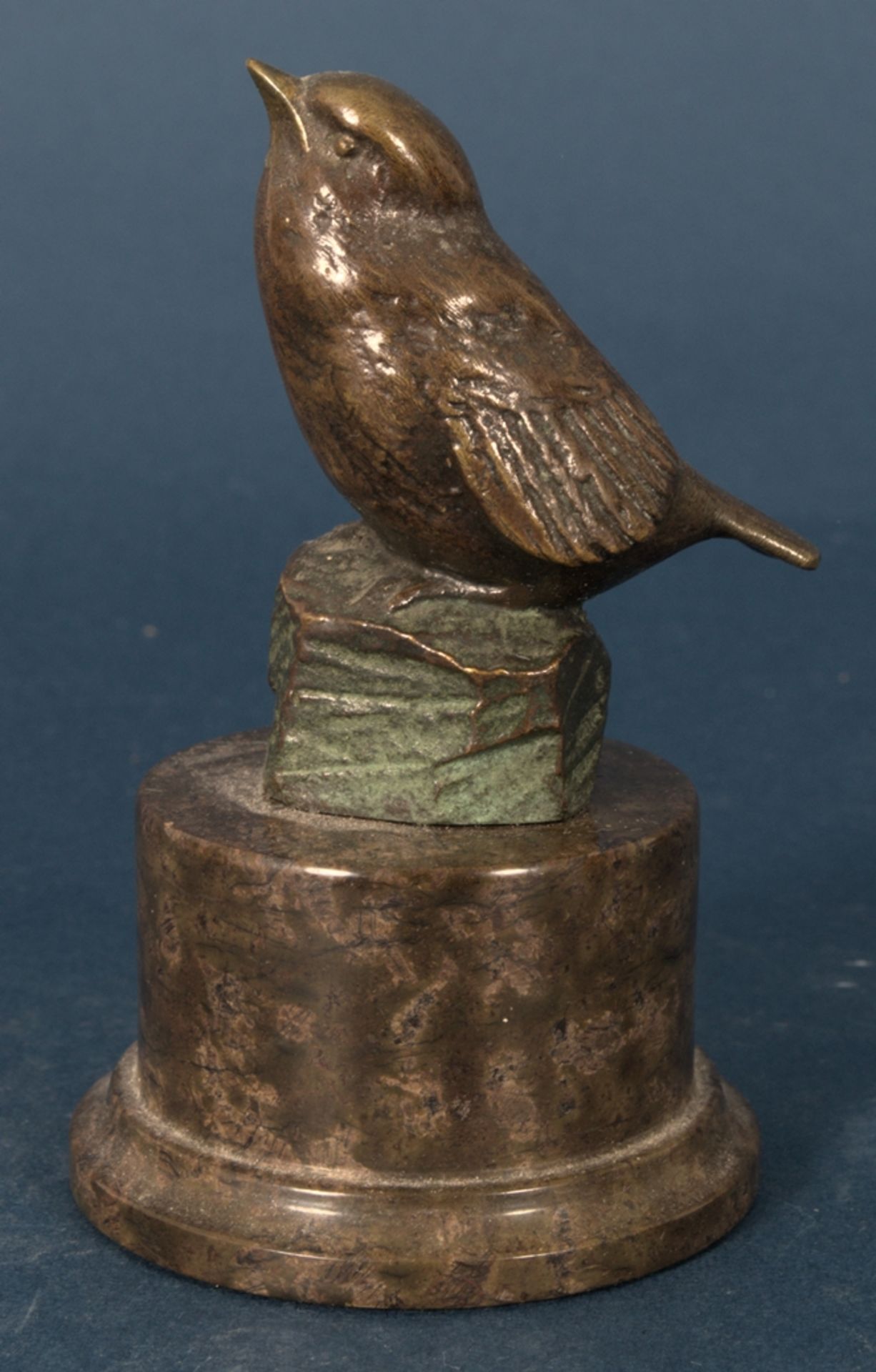 Zwei Kleinbronzen: "Vogel auf Stein" & "Vogel auf Ast" (signiert K. Heynen-Dumont), auf runden - Bild 9 aus 17