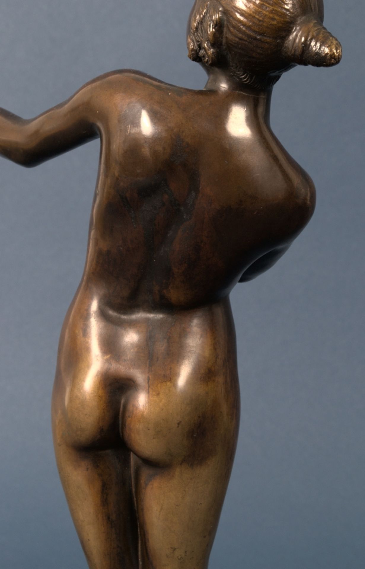 "Ausdrucksstarker weiblicher Akt". Auf getrepptem Natursteinsockel stehende Figur einer nackten - Bild 13 aus 31