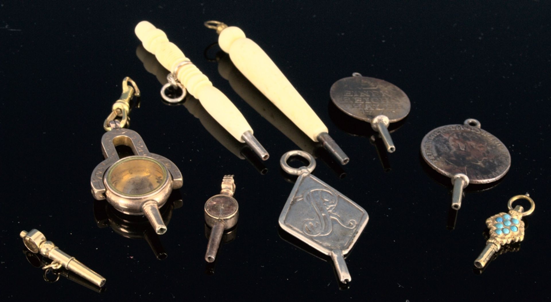 9teilige Sammlung versch. Taschenuhrenschlüssel, überwiegend 19. Jhd. Versch. Alter, Größen,