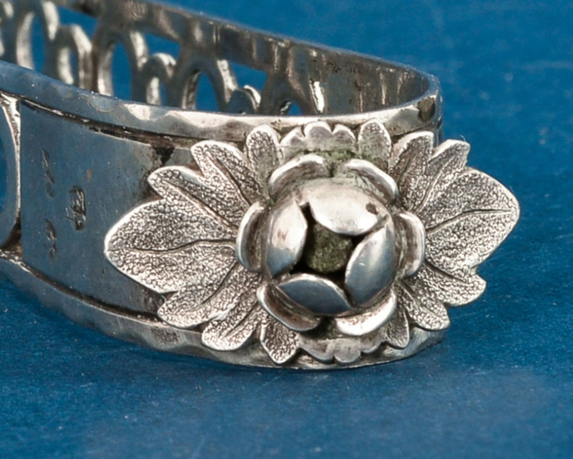 Antike Zuckerzange, 12lötiges Silber, prachtvoll mit applizierter Rose gearbeitete Zange mit teils - Bild 4 aus 6