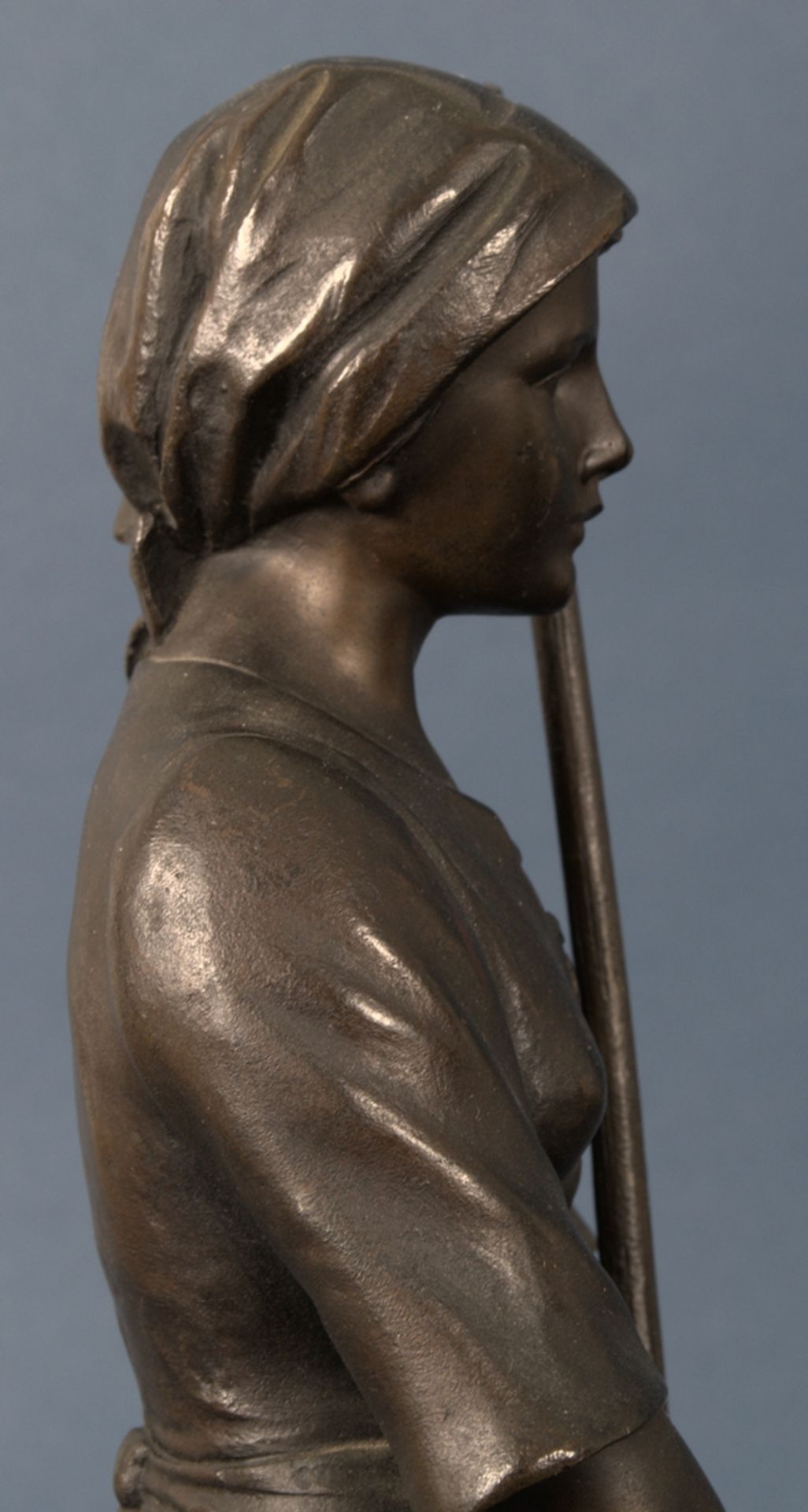 "Jungbäuerin" mit Heu-Rechen, dunkelbraun patinierte Bronze, auf naturalistisch gestalteter - Image 14 of 20