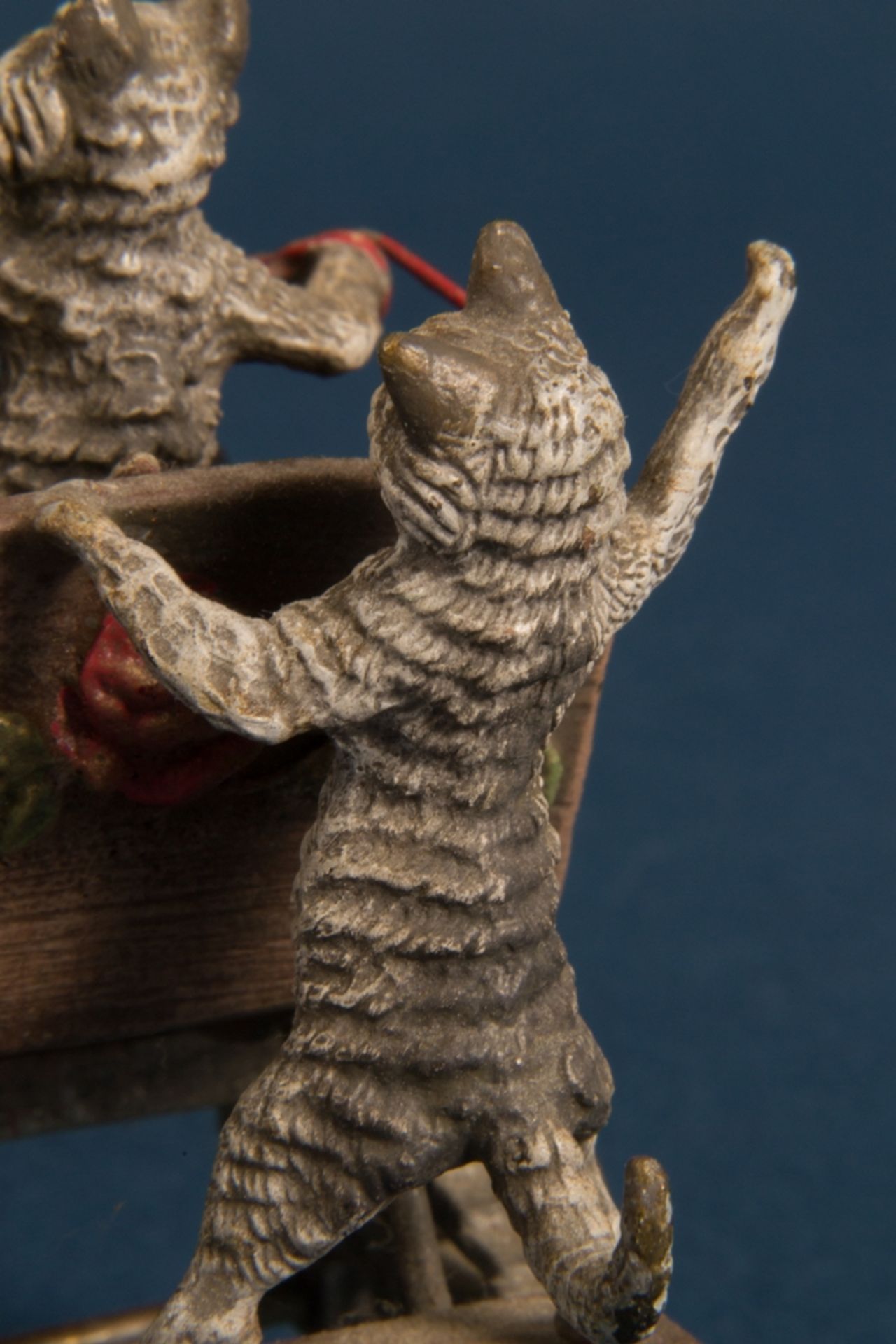 "Der Ausflug" - Wiener Kleinbronze. Von Ziegenbock gezogener Einspänner mit zwei Katzen. Polychrom - Bild 8 aus 26