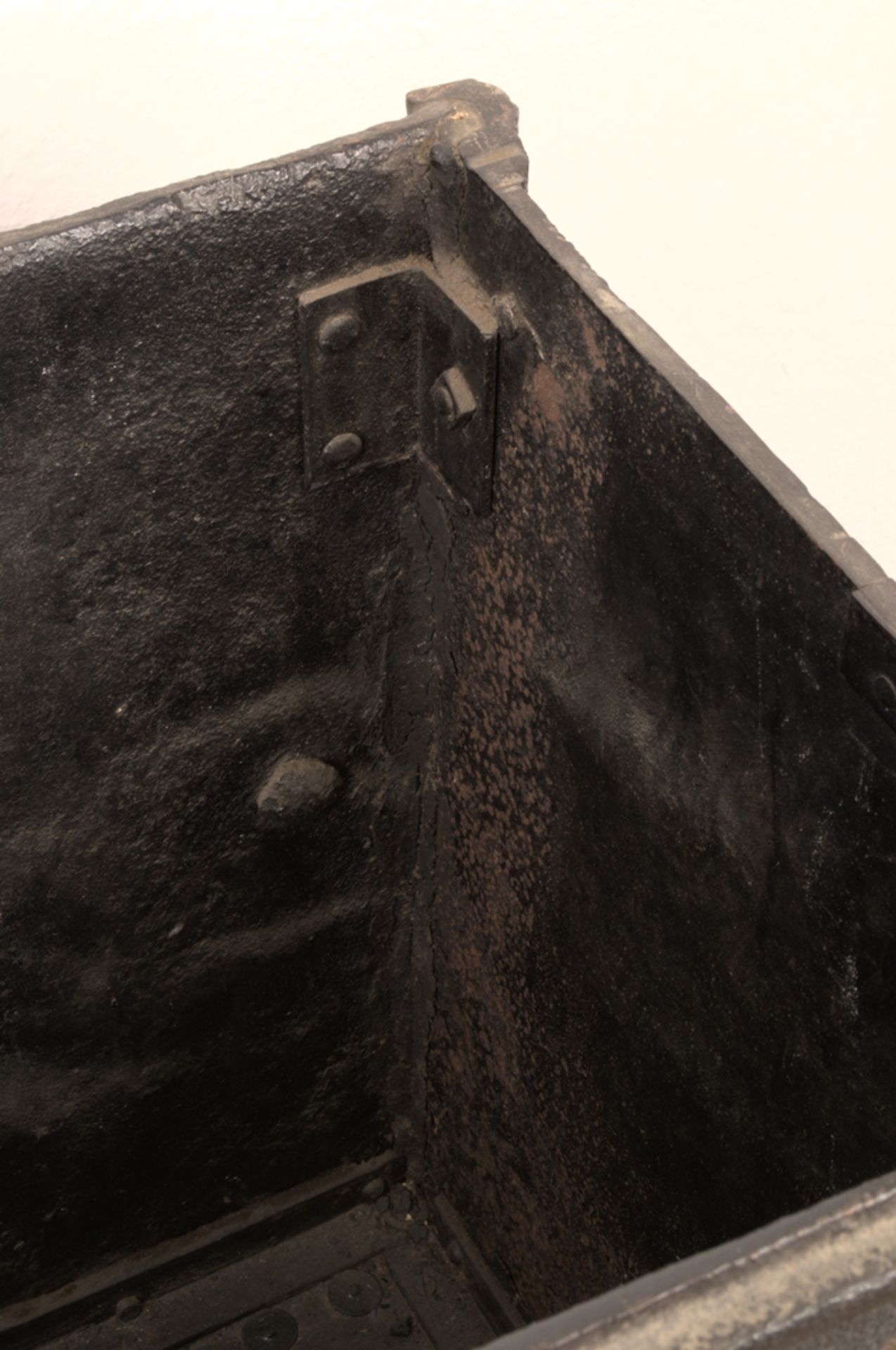 Einzigartige Feuerholz-Flachdeckeltruhe, bestehend aus polychrom staffierten, antiken Ofenplatte des - Image 15 of 17