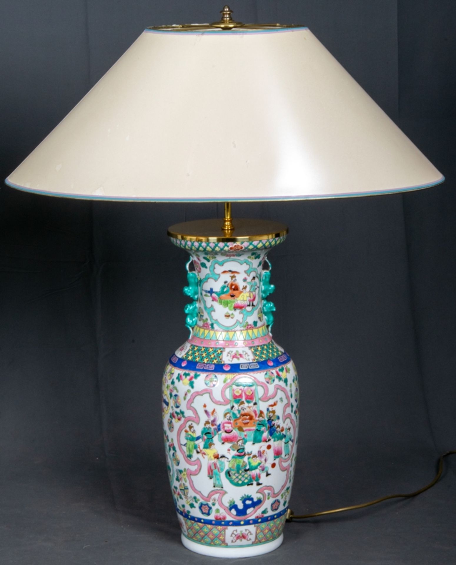 Paar dekorativer Tischlampen, hohe, bauchige Tischvasen, Weißporzellan mit polychromer - Image 7 of 13