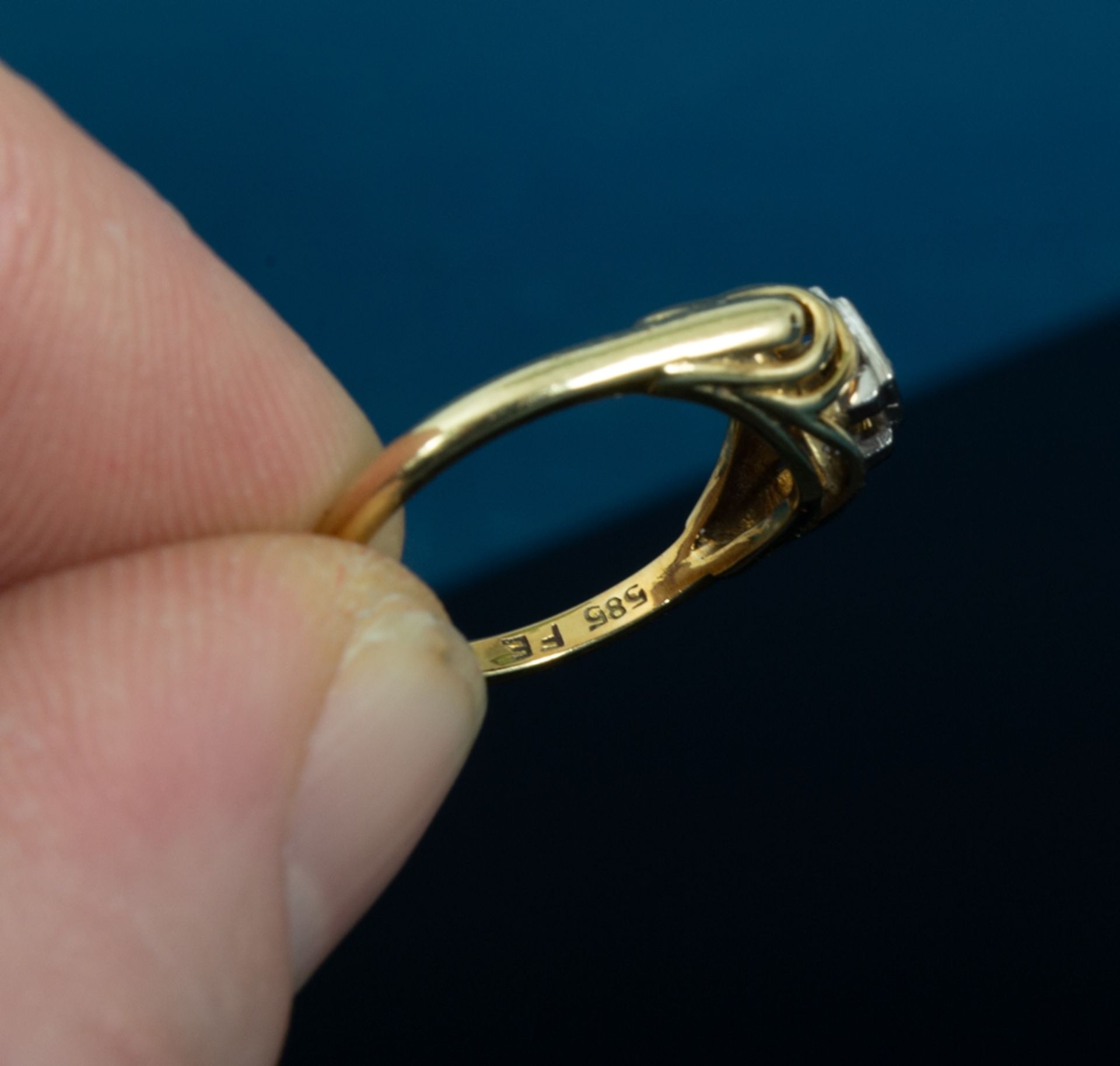 Goldener Ring mit Diamant besetzt, 585er Gelbgold, Diamant ca. 0,1 ct. Ringinnendurchmesser ca. 17 - Bild 4 aus 6