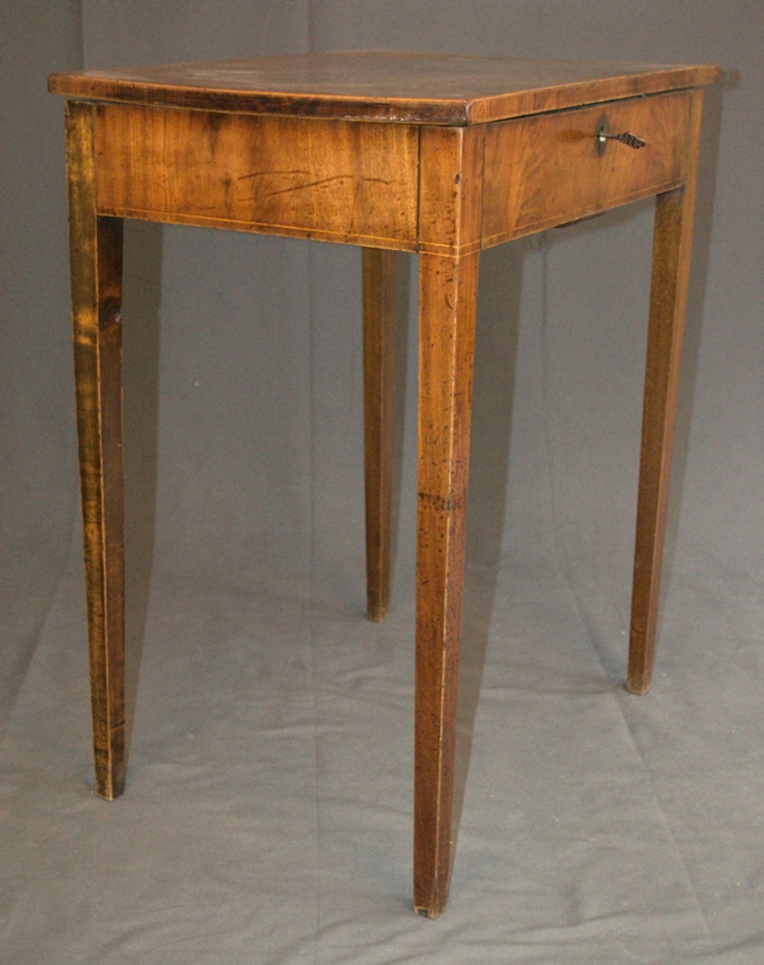 Eleganter Nähtisch/Beistelltisch. Biedermeier um 1820/30. Nussbaum massiv & furniert, teilweise - Bild 4 aus 14