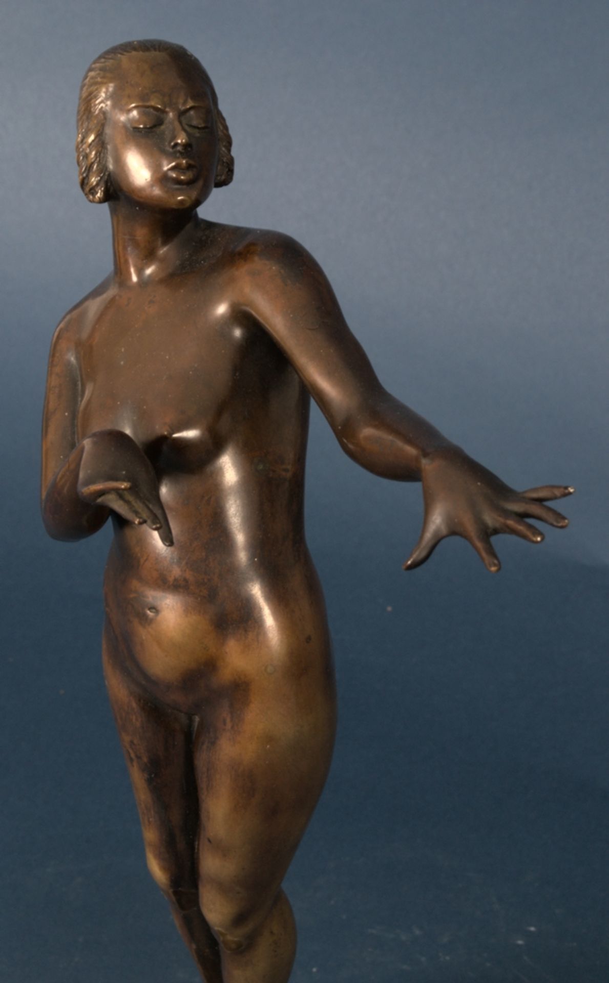 "Ausdrucksstarker weiblicher Akt". Auf getrepptem Natursteinsockel stehende Figur einer nackten - Bild 27 aus 31